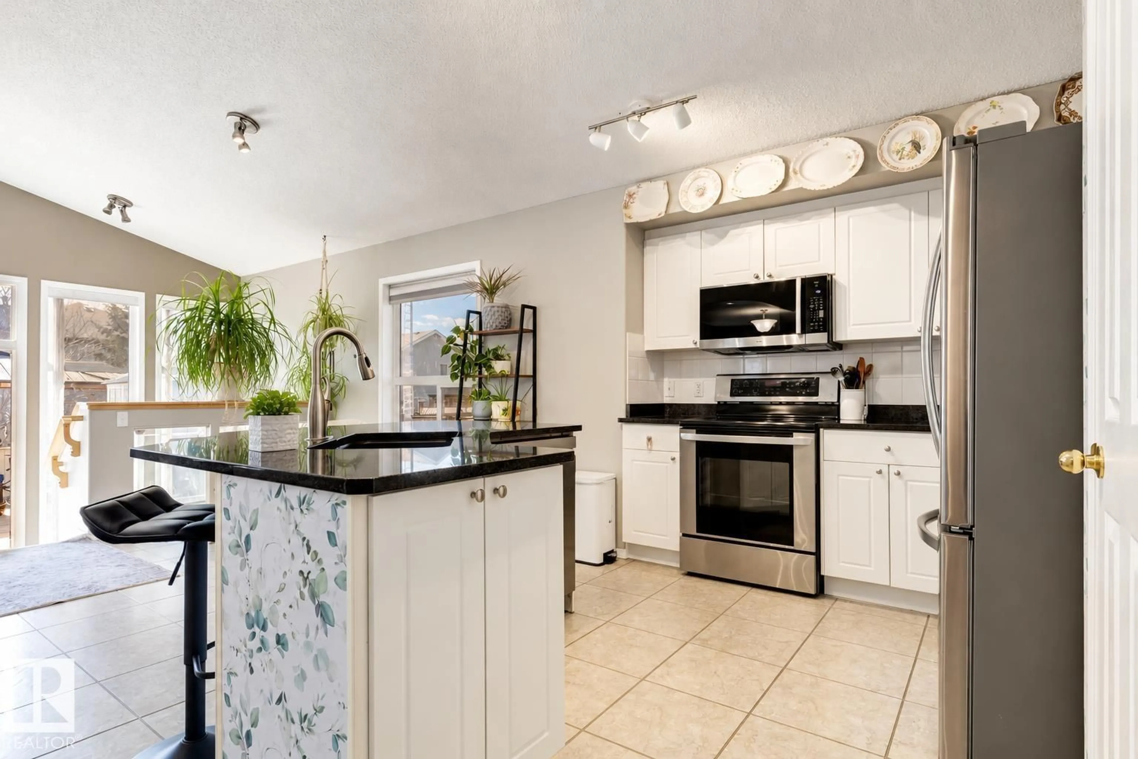 Open concept kitchen, ceramic/tile floor for 617 BECK CL, Edmonton Alberta T6W1E6