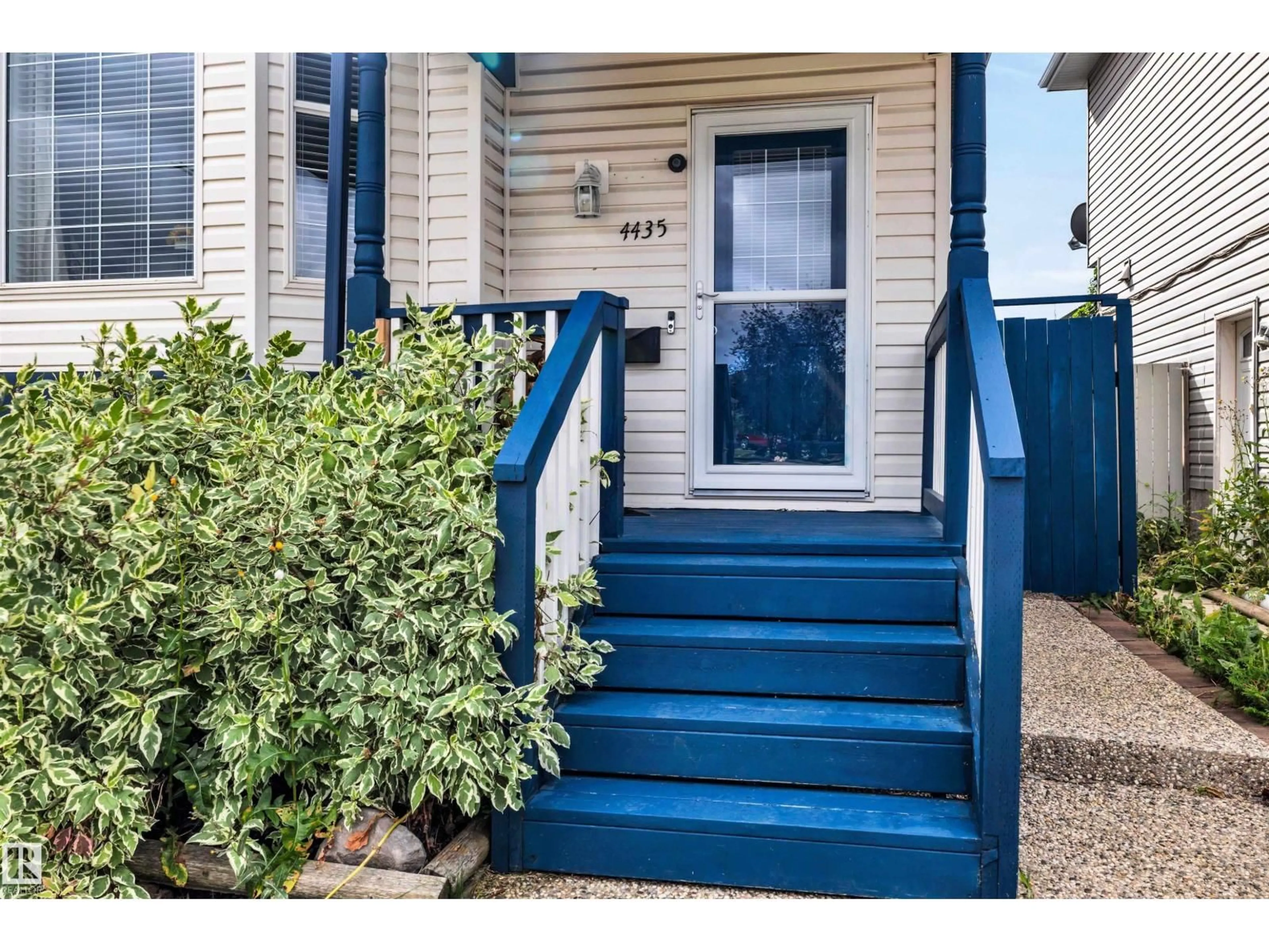 Indoor entryway for 4435 152 AV, Edmonton Alberta T5Y3C3