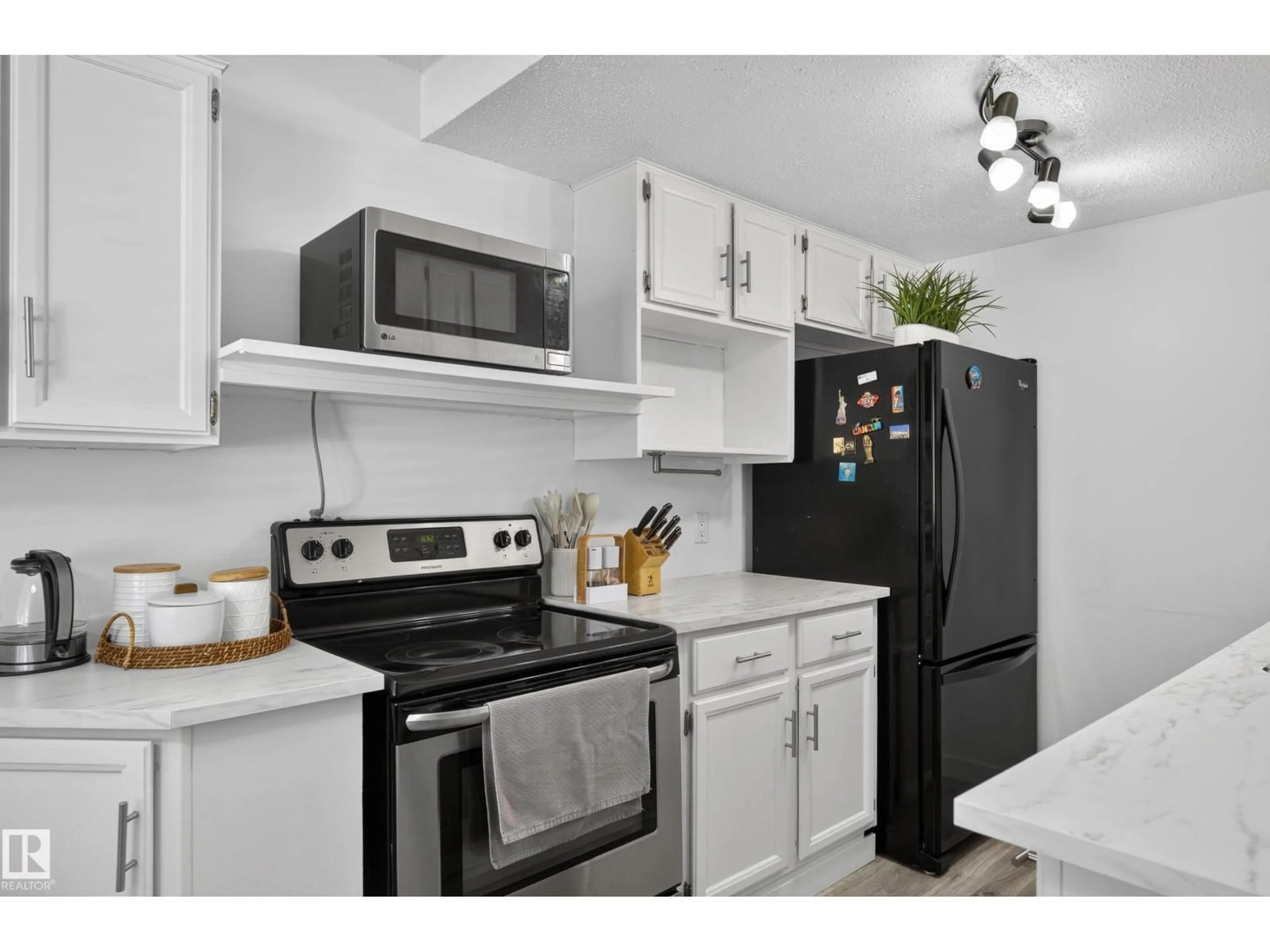 Standard kitchen, unknown for 130 WOODSTOCK NW, Edmonton Alberta T5T0H6