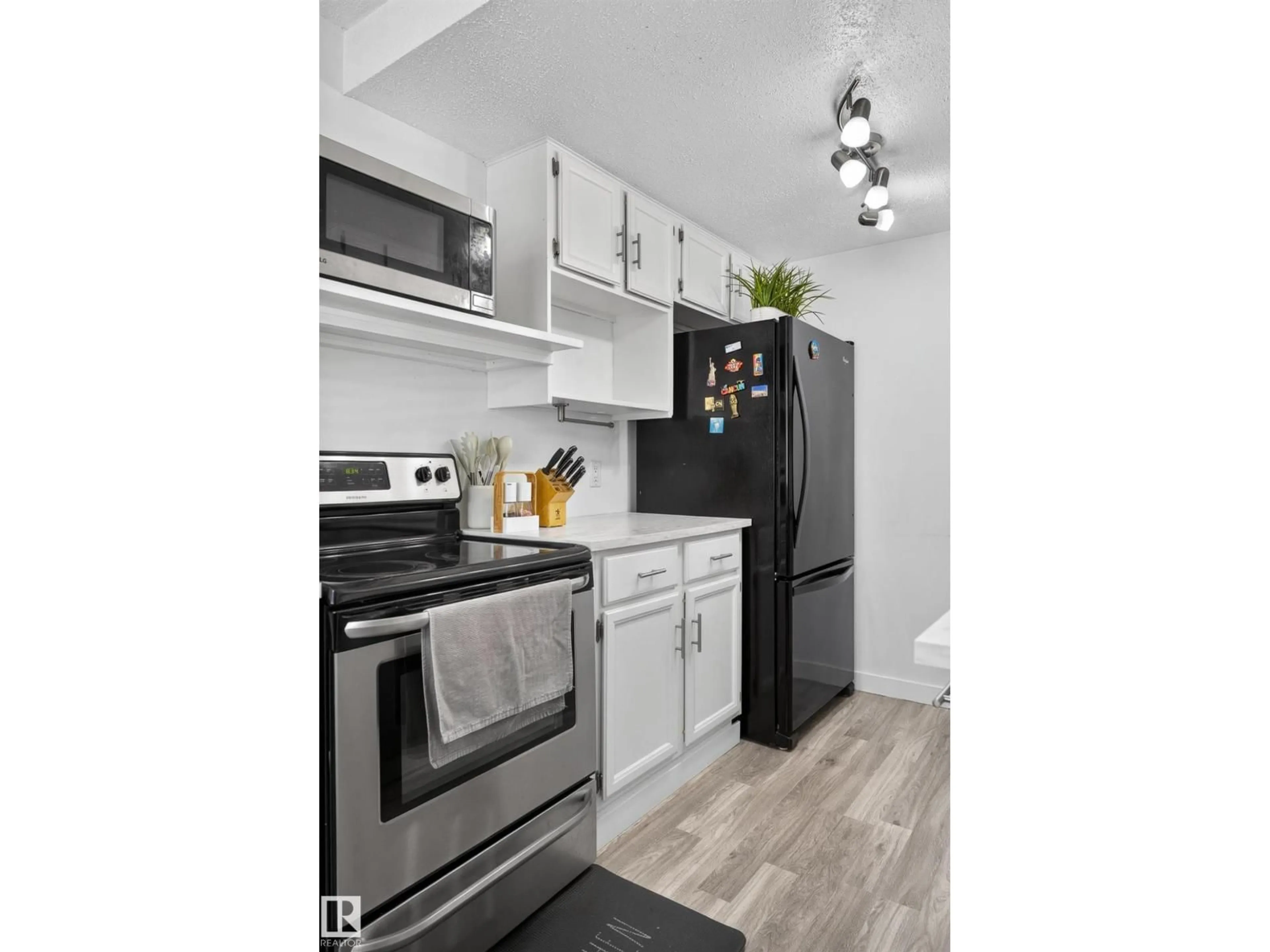 Standard kitchen, unknown for 130 WOODSTOCK NW, Edmonton Alberta T5T0H6
