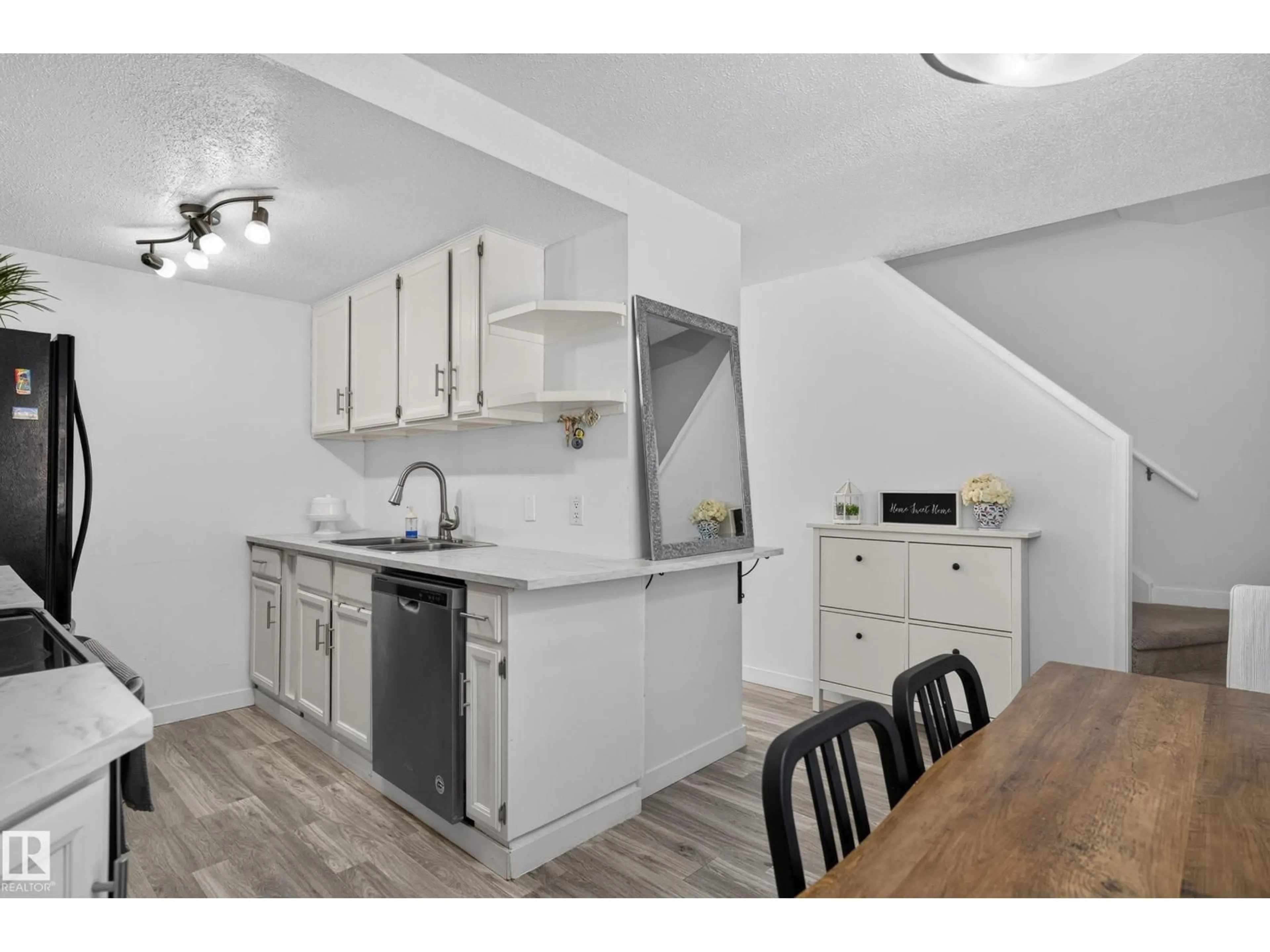 Standard kitchen, unknown for 130 WOODSTOCK NW, Edmonton Alberta T5T0H6