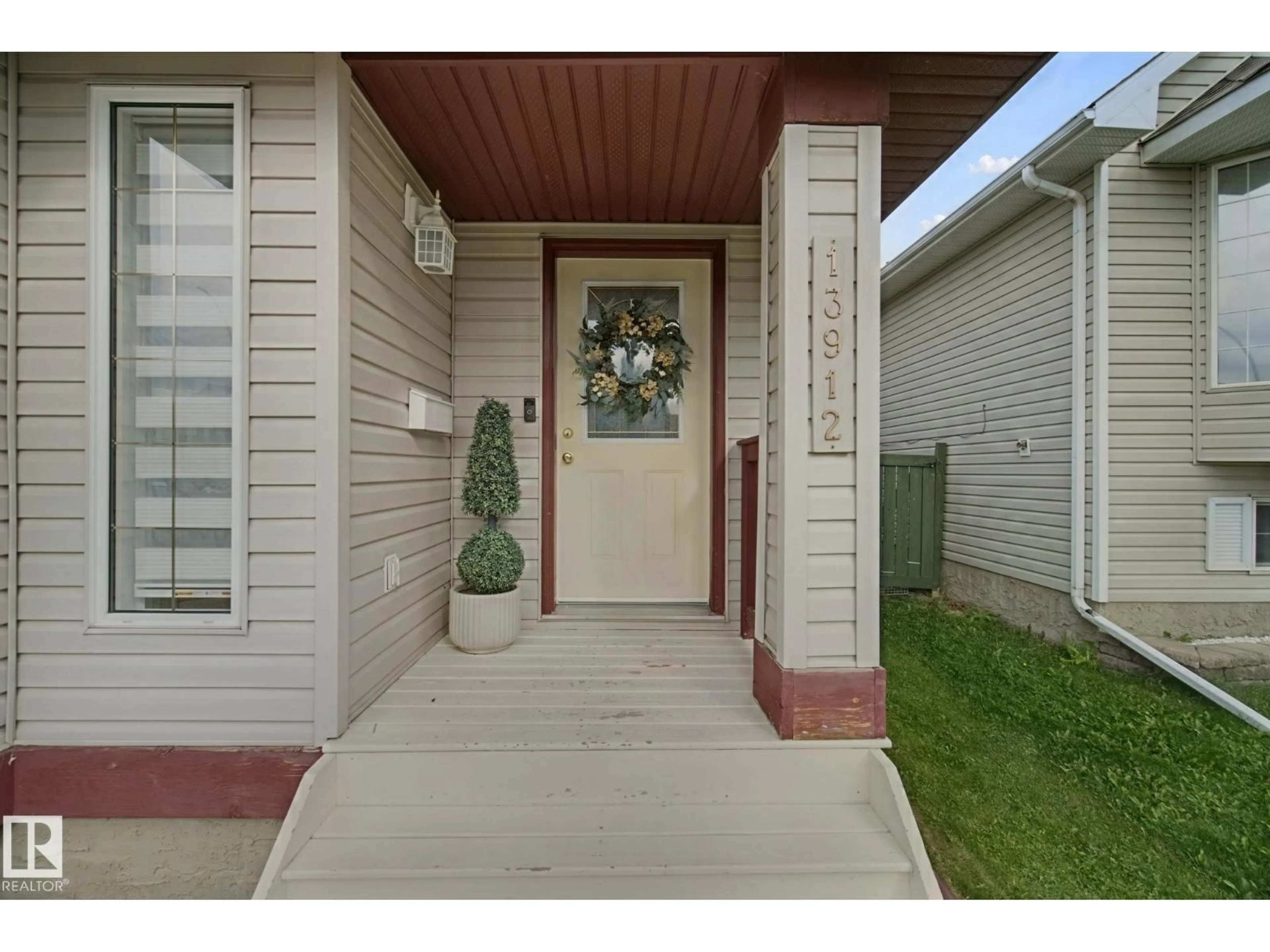 Indoor entryway for 13912 156 AV, Edmonton Alberta T6V1T3