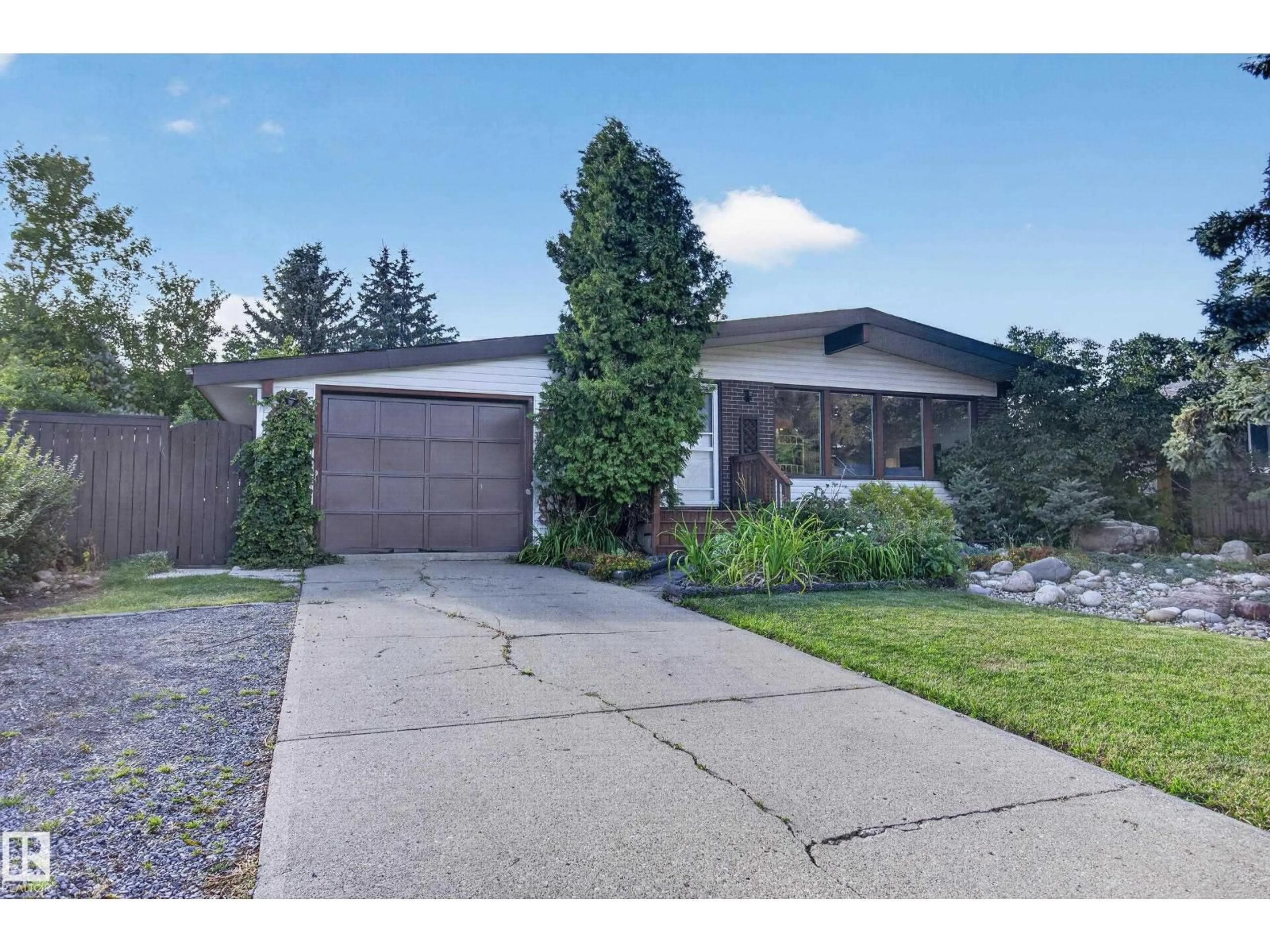 Unknown for 1042 PARKER DR, Sherwood Park Alberta T8A1C6