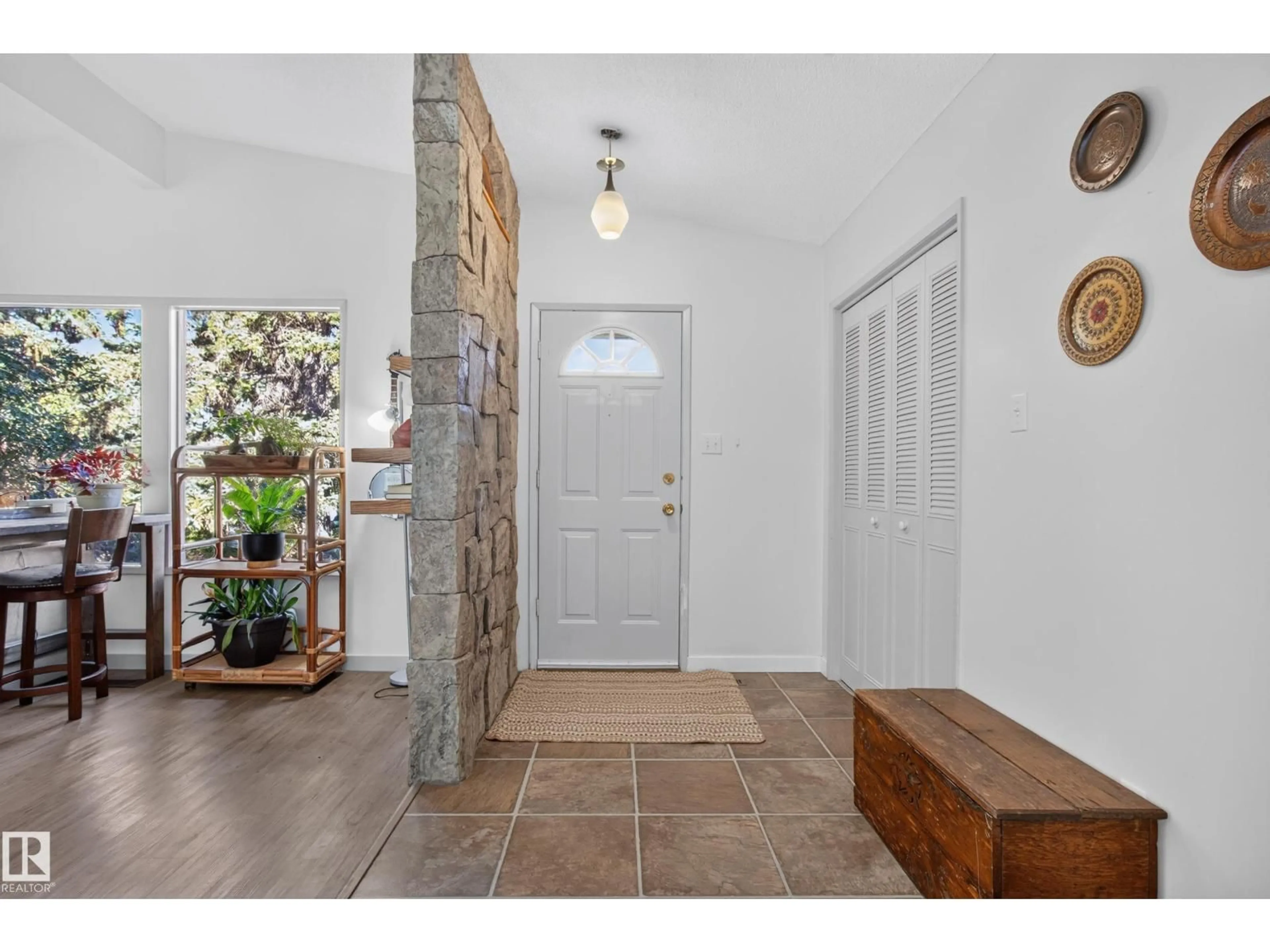 Indoor entryway for 1042 PARKER DR, Sherwood Park Alberta T8A1C6