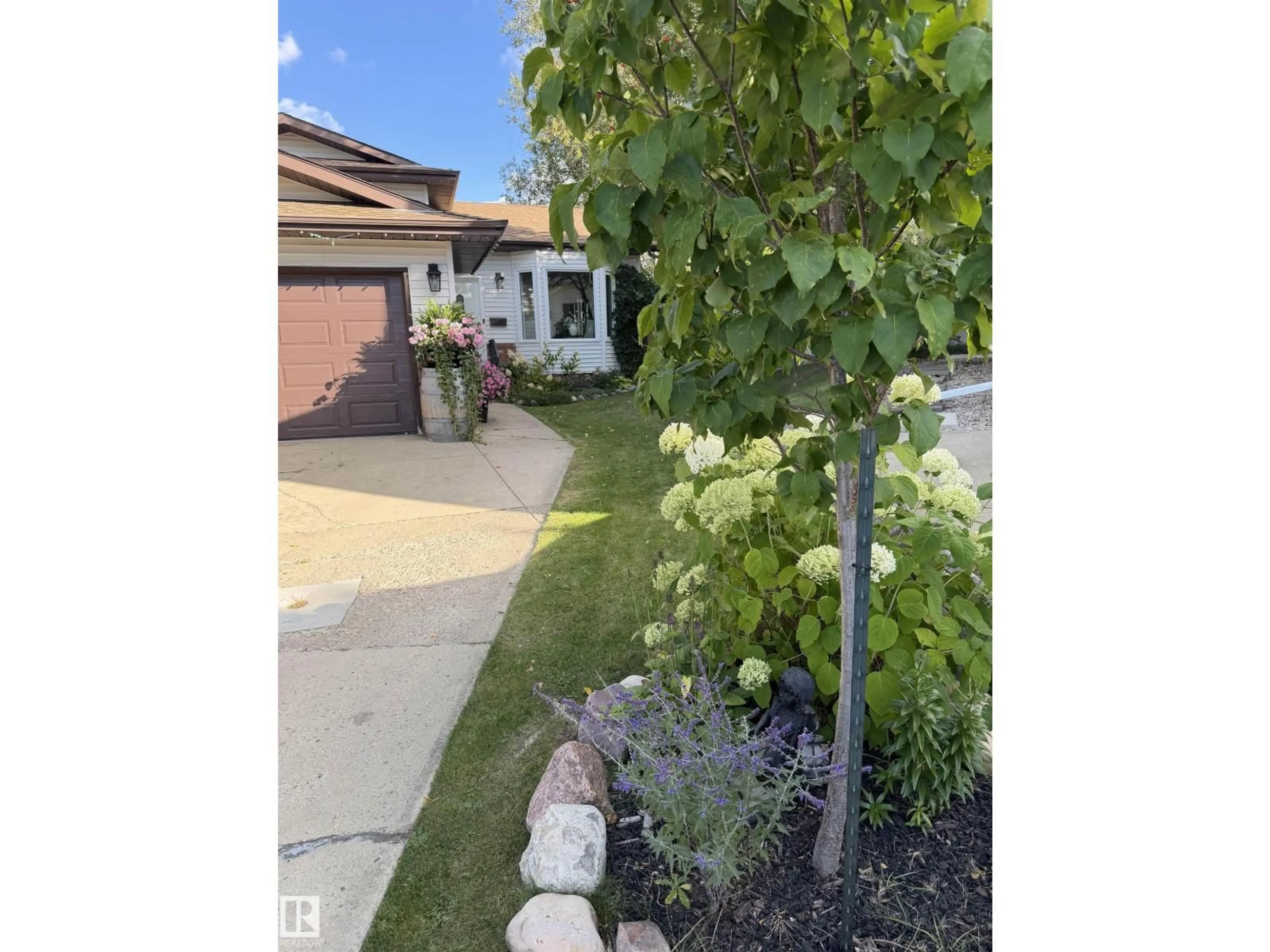A pic from outside/outdoor area/front of a property/back of a property/a pic from drone, street for 5 CHELSEA MR, Sherwood Park Alberta T8H1E2