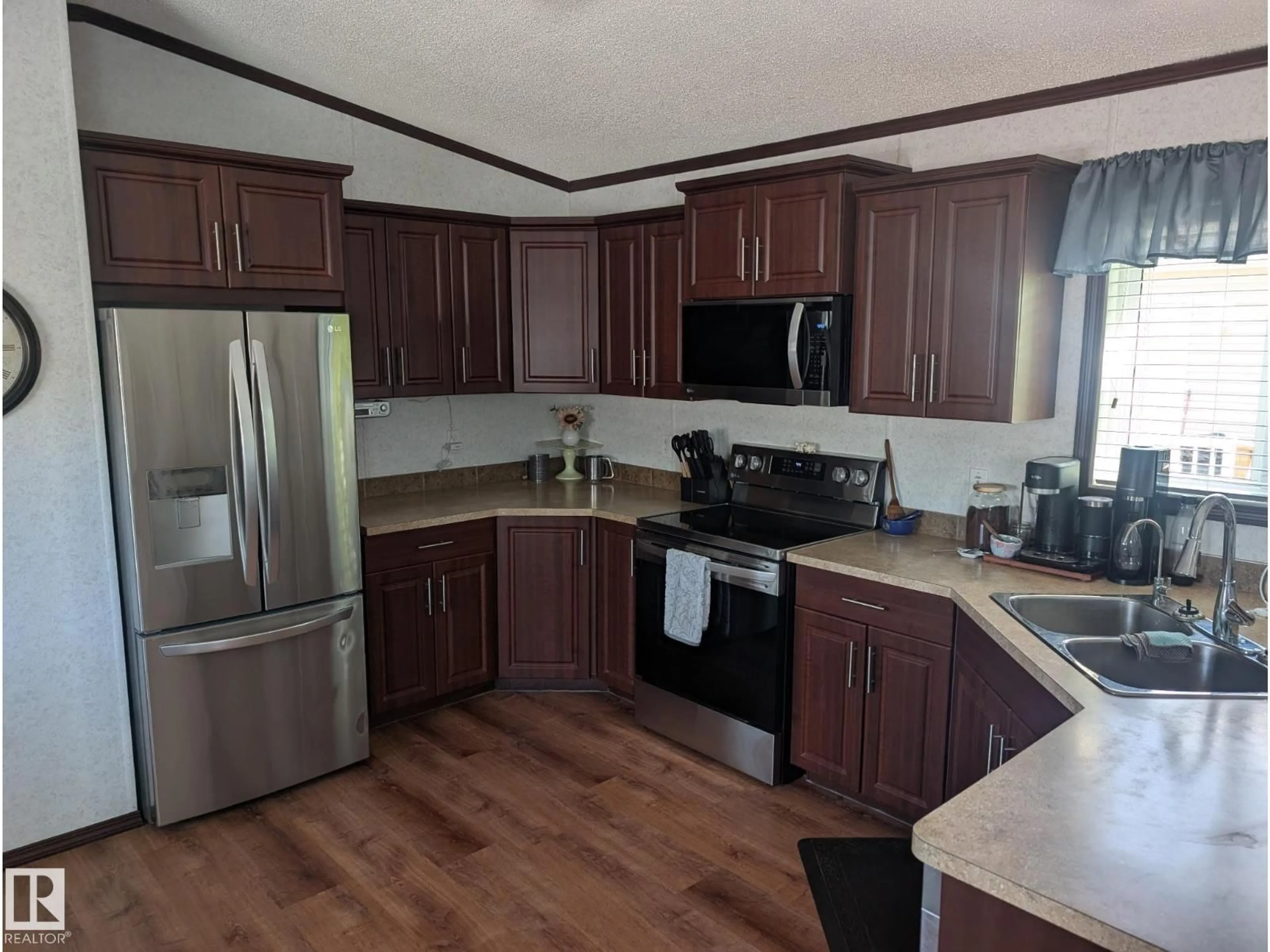 Standard kitchen, wood/laminate floor for 25B - 4515 50 AVENUE, Barrhead Alberta T7N1J6