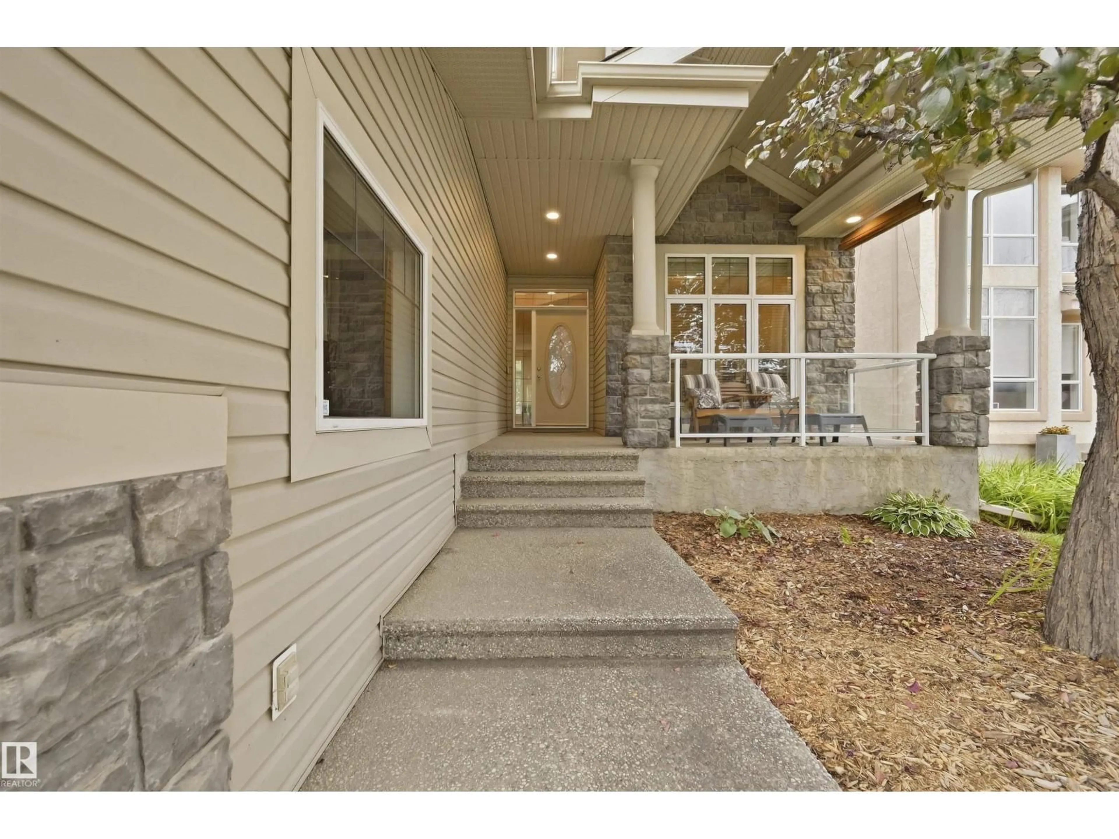 Indoor entryway for 1406 THOROGOOD LN, Edmonton Alberta T6R3K6