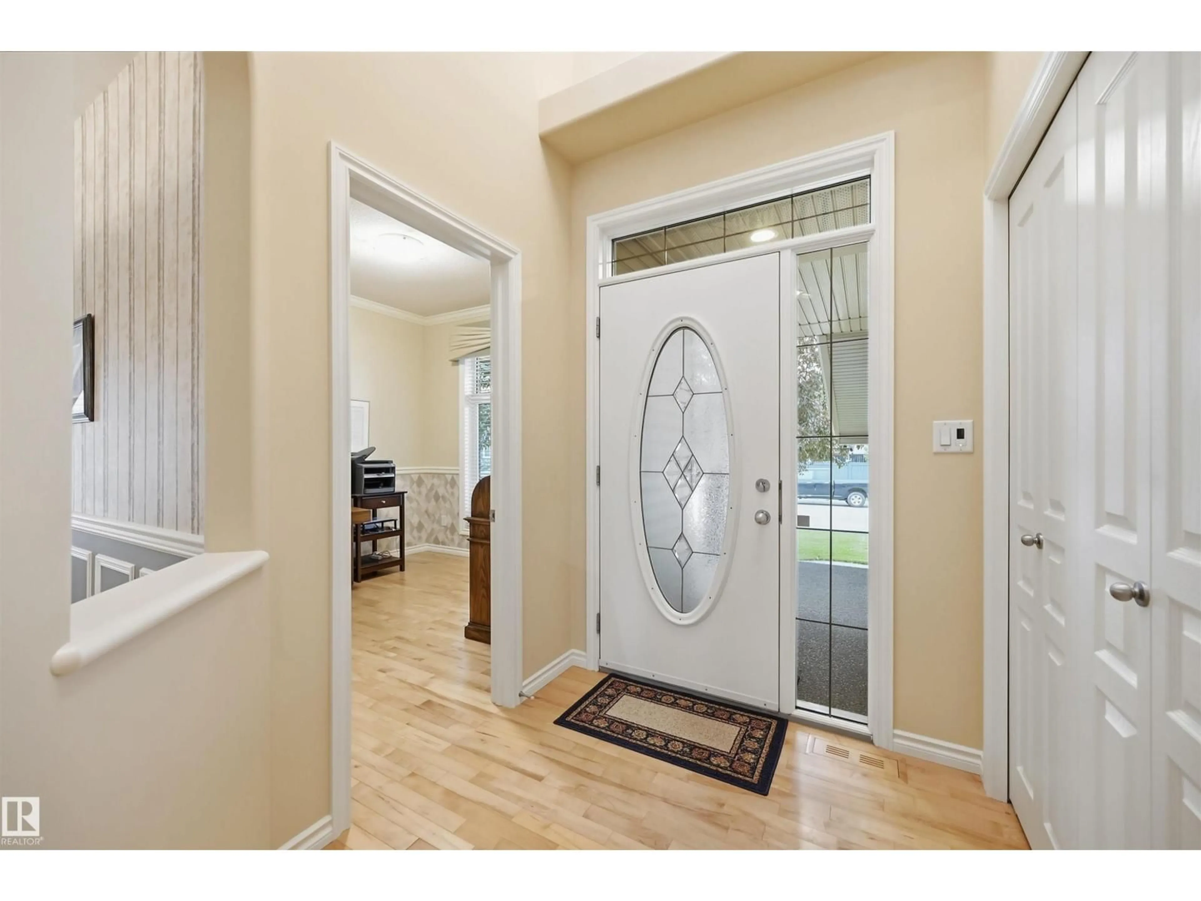 Indoor entryway for 1406 THOROGOOD LN, Edmonton Alberta T6R3K6