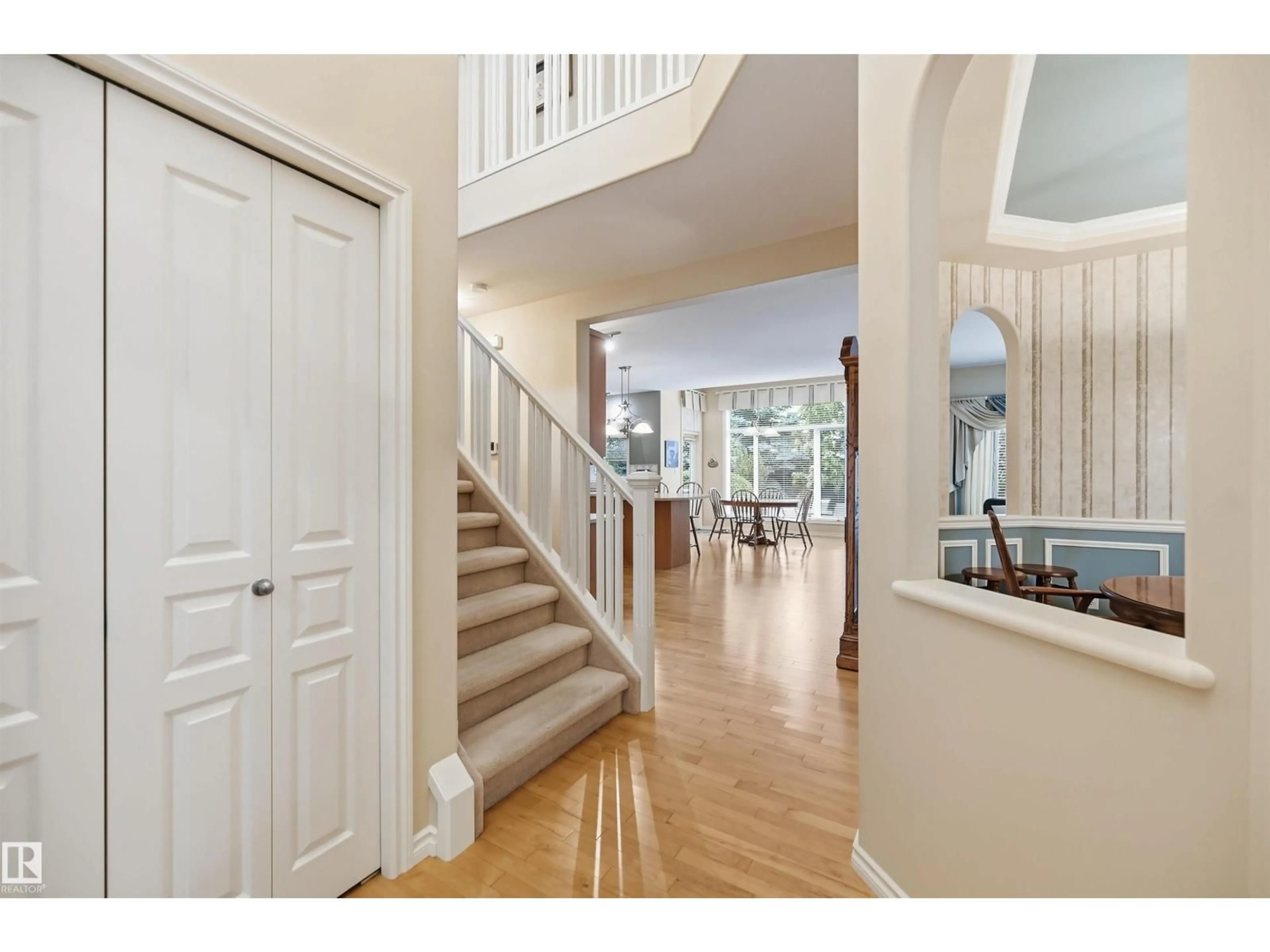 Indoor entryway for 1406 THOROGOOD LN, Edmonton Alberta T6R3K6