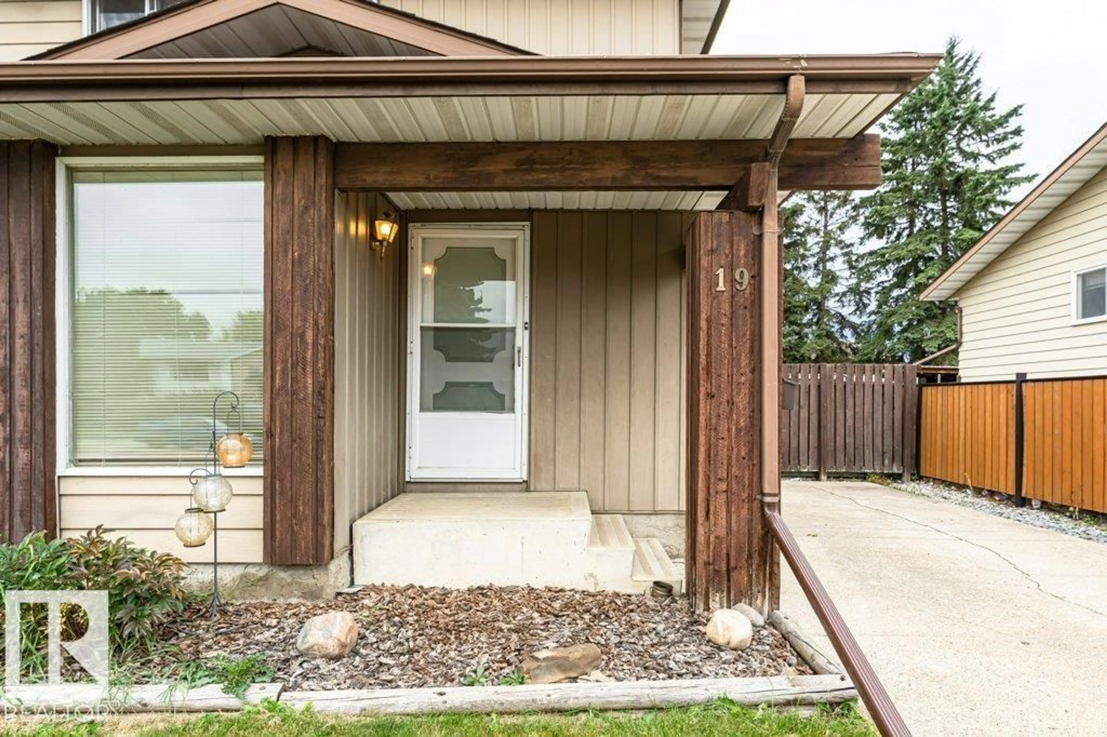 Indoor entryway for 19 GOLDEN SPIKE RD, Stony Plain Alberta T7Z1H3