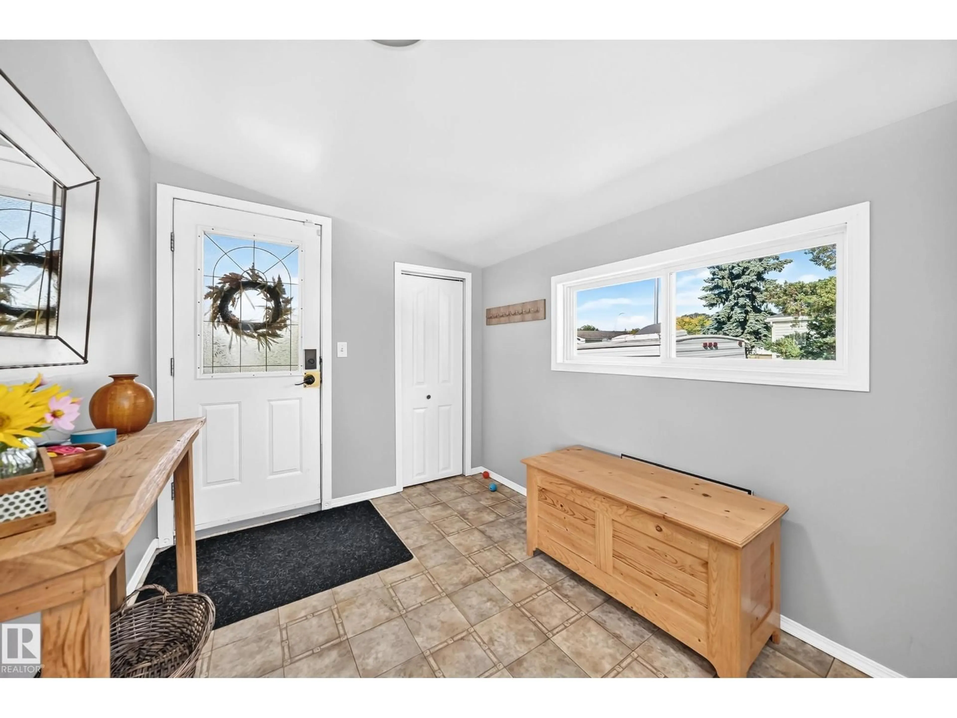 Indoor entryway for 170 PARKLAND DR, Rural Parkland County Alberta T7X3N7