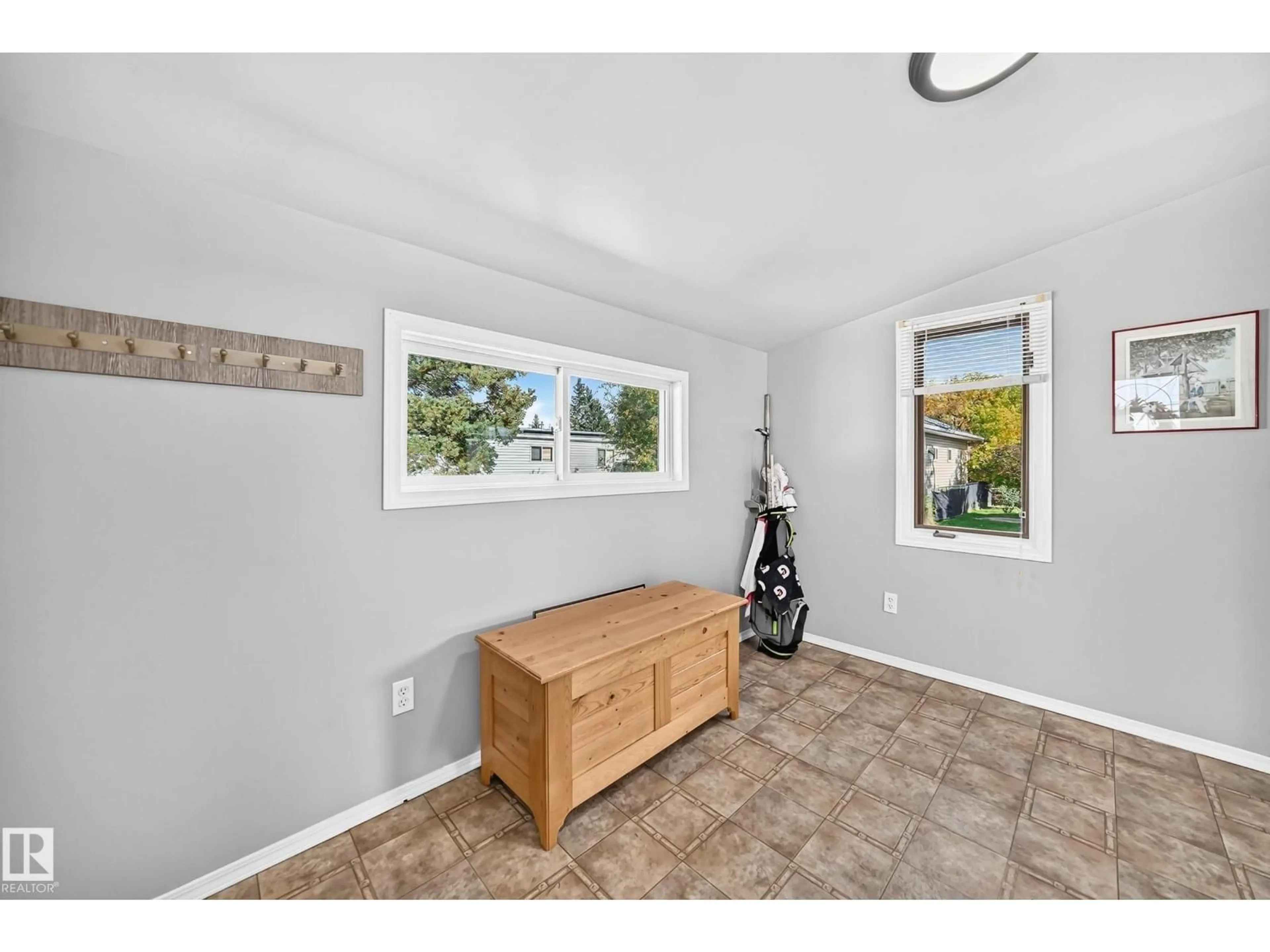 Indoor entryway for 170 PARKLAND DR, Rural Parkland County Alberta T7X3N7