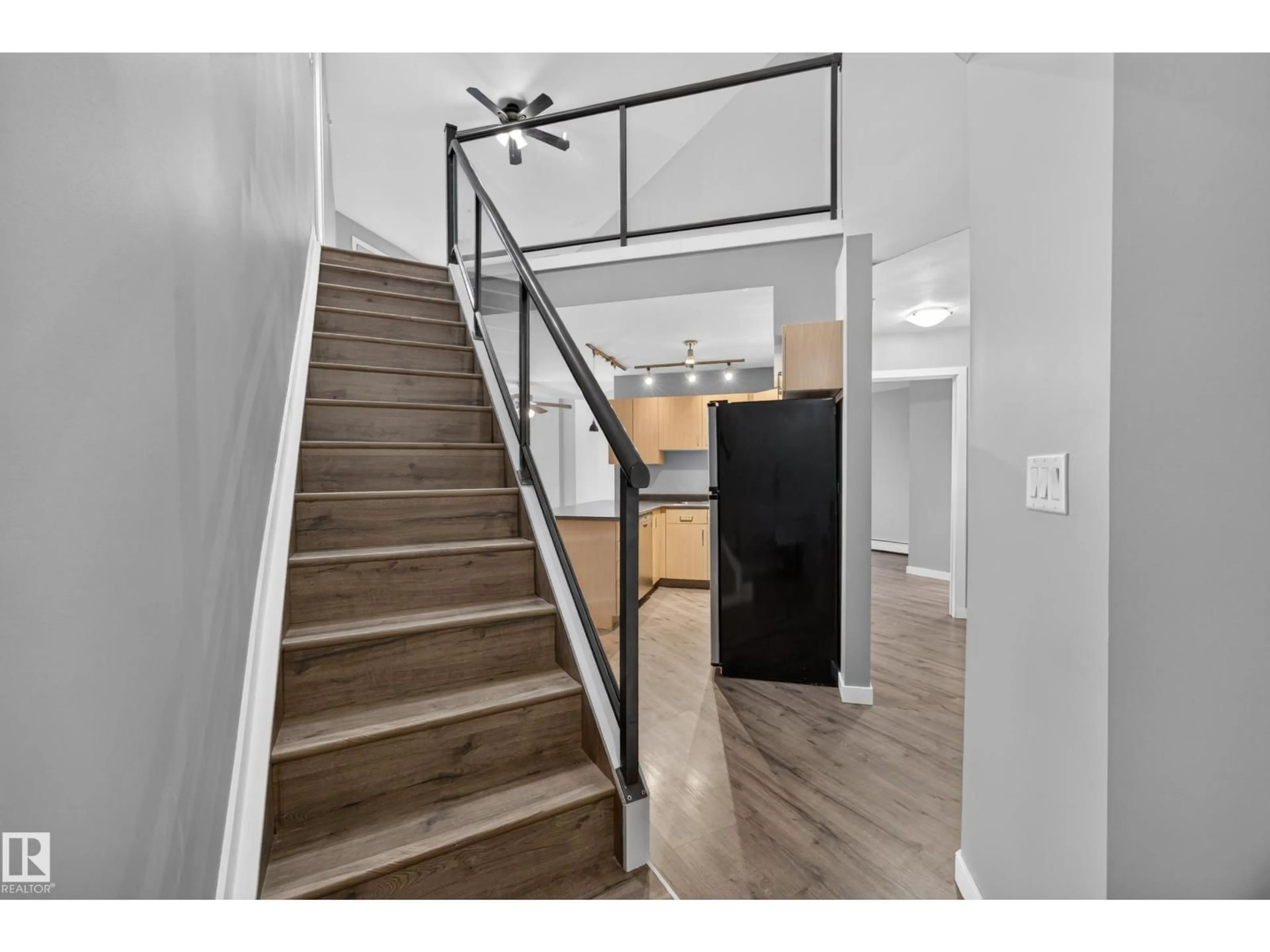 Indoor entryway for 405 10118 95 ST NW, Edmonton Alberta T5H4R6