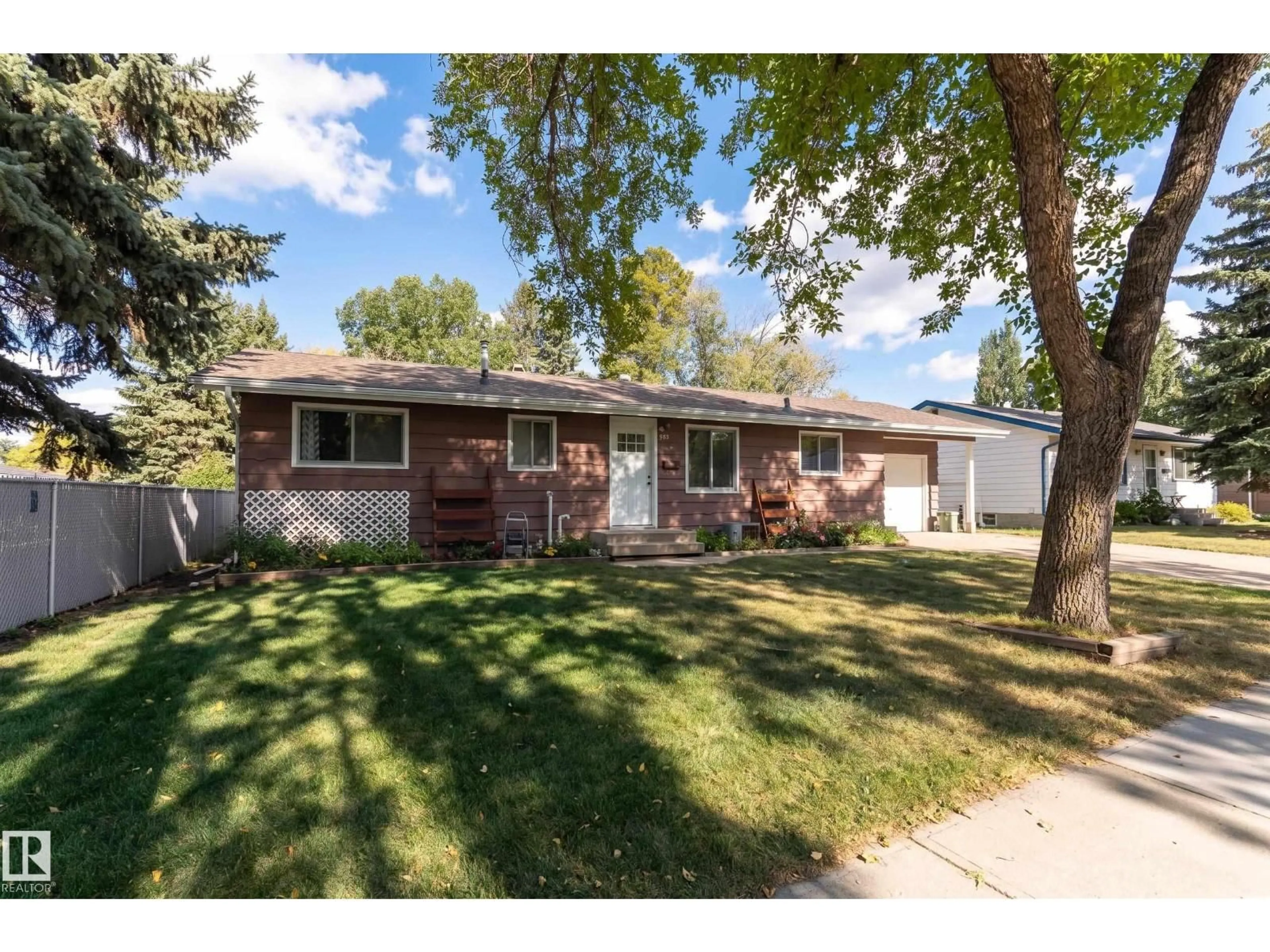 Home with vinyl exterior material, street for 993 CEDAR ST, Sherwood Park Alberta T8A2E8