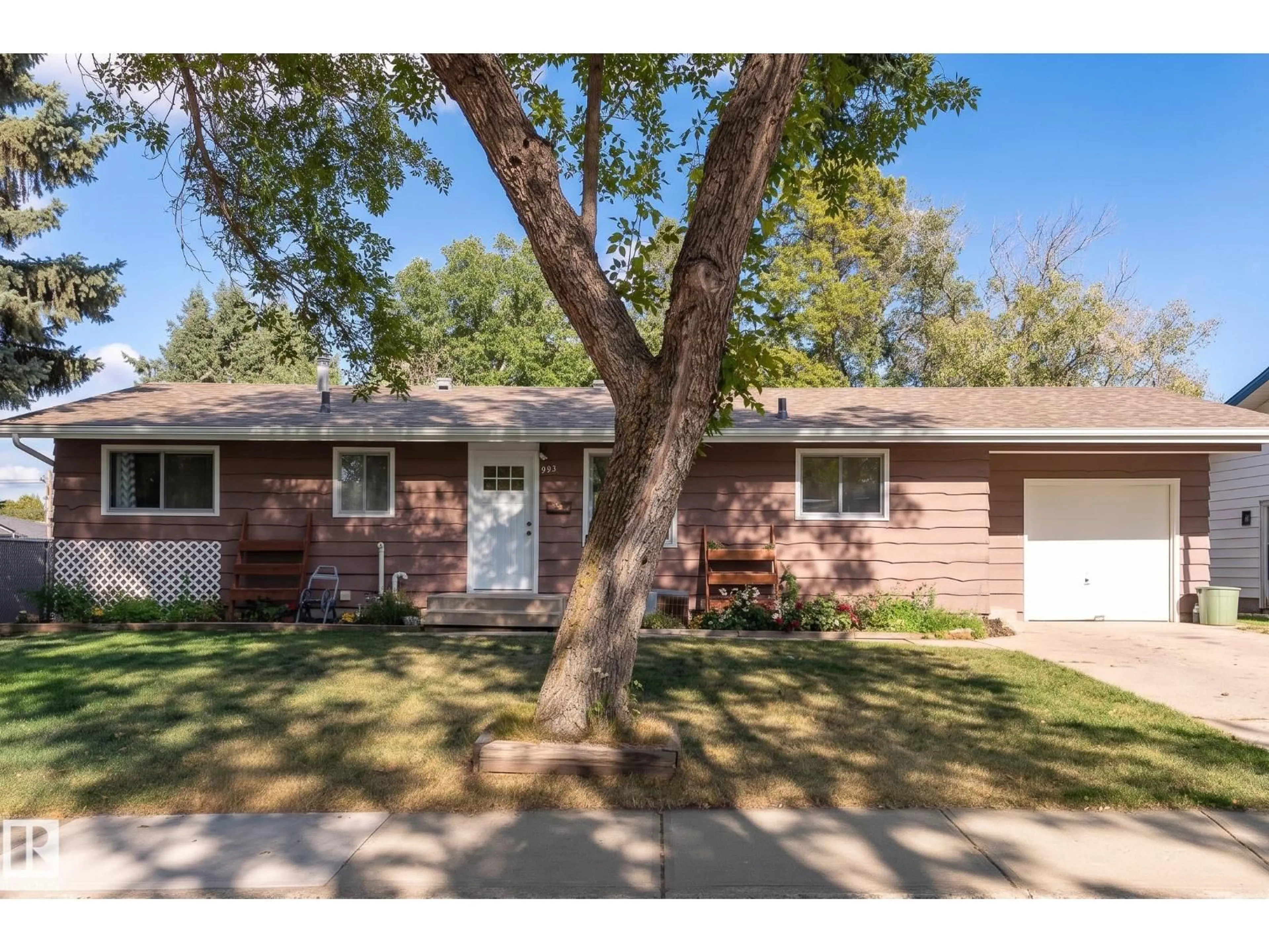 Home with vinyl exterior material, street for 993 CEDAR ST, Sherwood Park Alberta T8A2E8