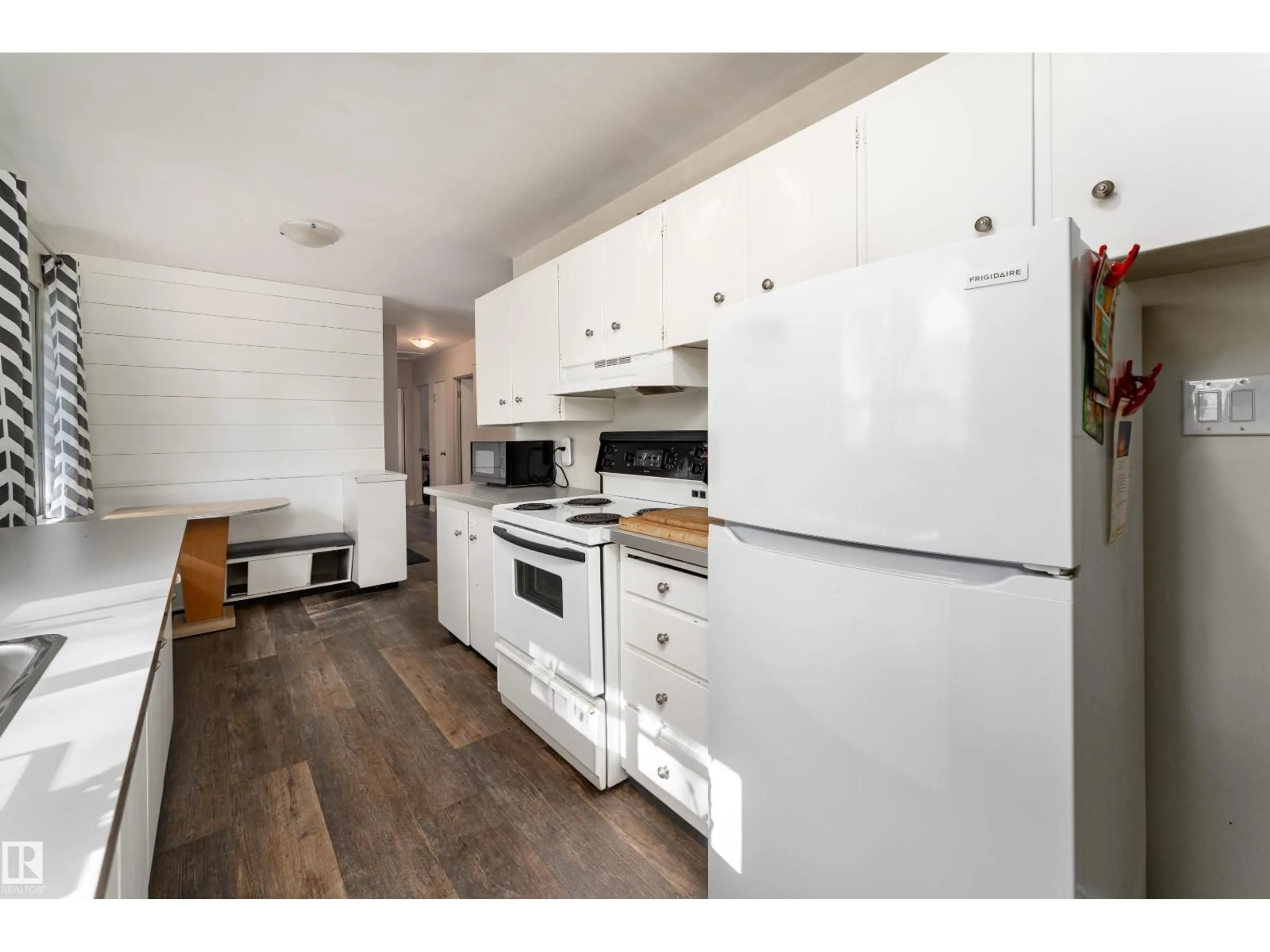 Standard kitchen, wood/laminate floor for 993 CEDAR ST, Sherwood Park Alberta T8A2E8