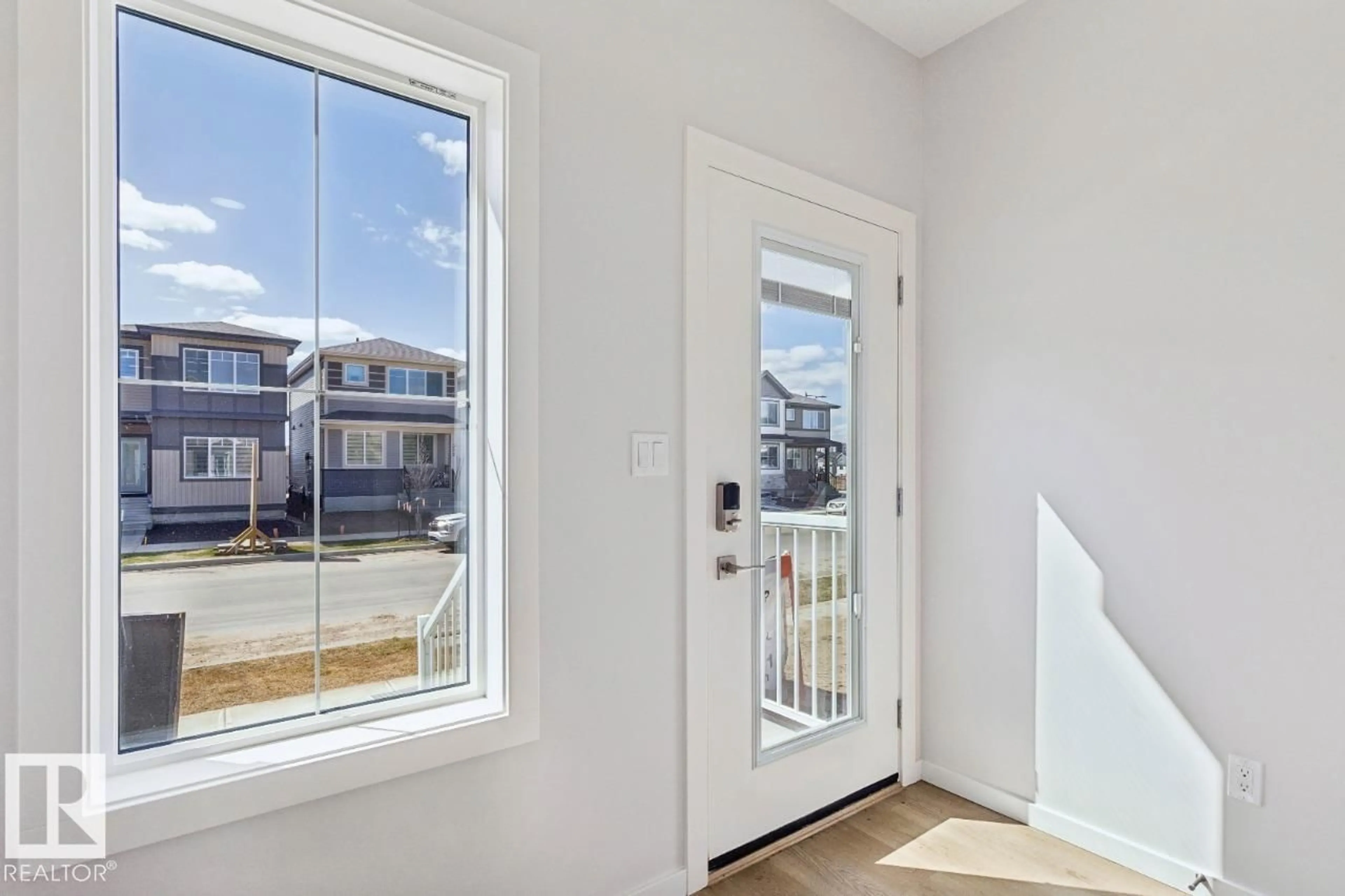 Indoor entryway for 319 EDGEMONT DR, Edmonton Alberta T6M3G7