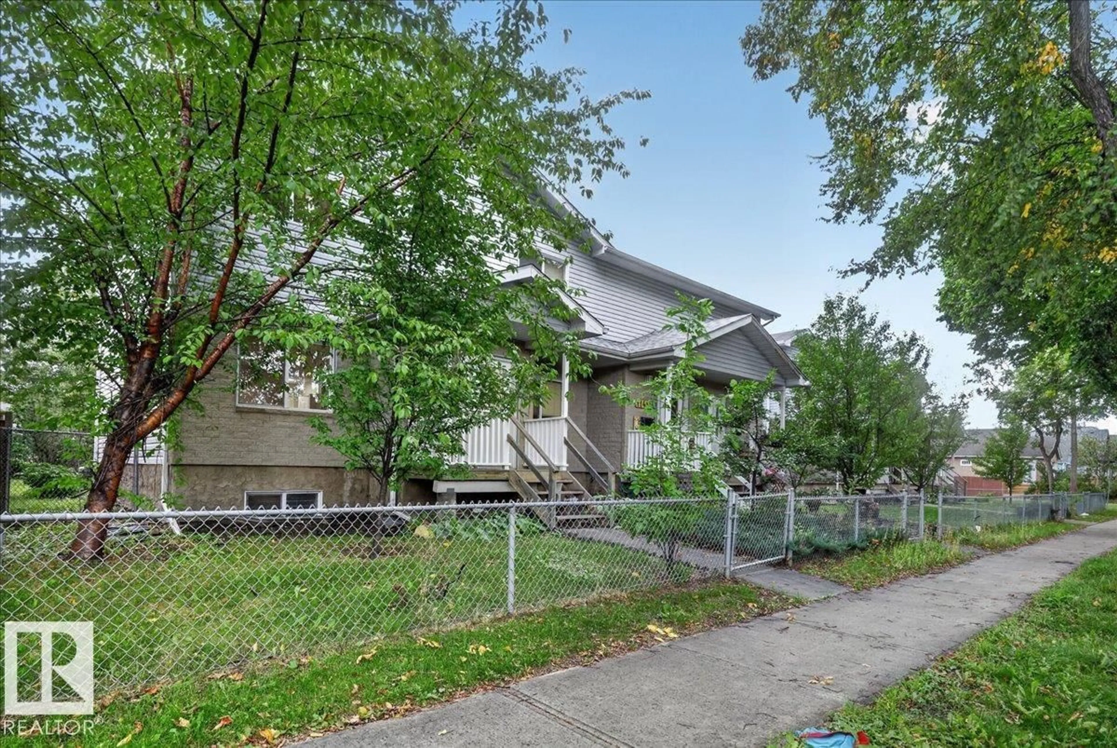 Patio, street for 11413 96 ST, Edmonton Alberta T5G1T5
