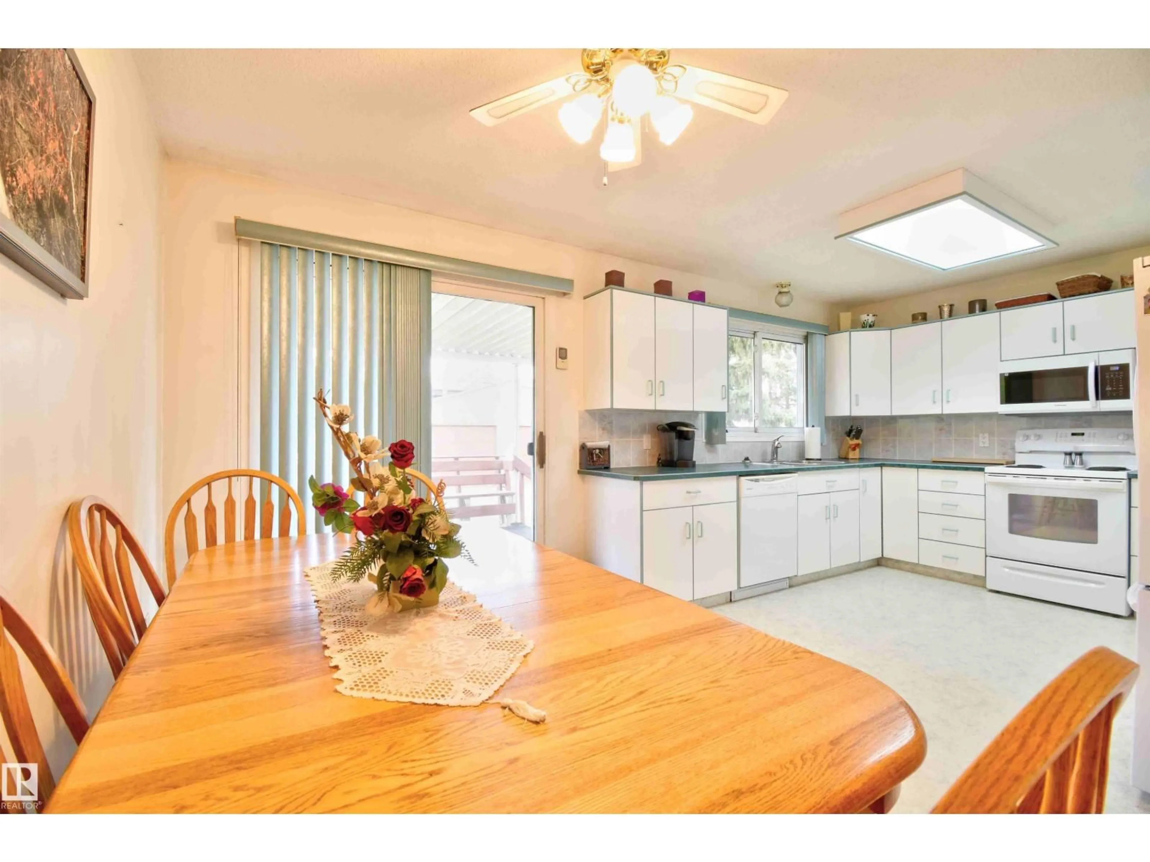 Open concept kitchen, unknown for 4538 46 AV, St. Paul Town Alberta T0A3A3