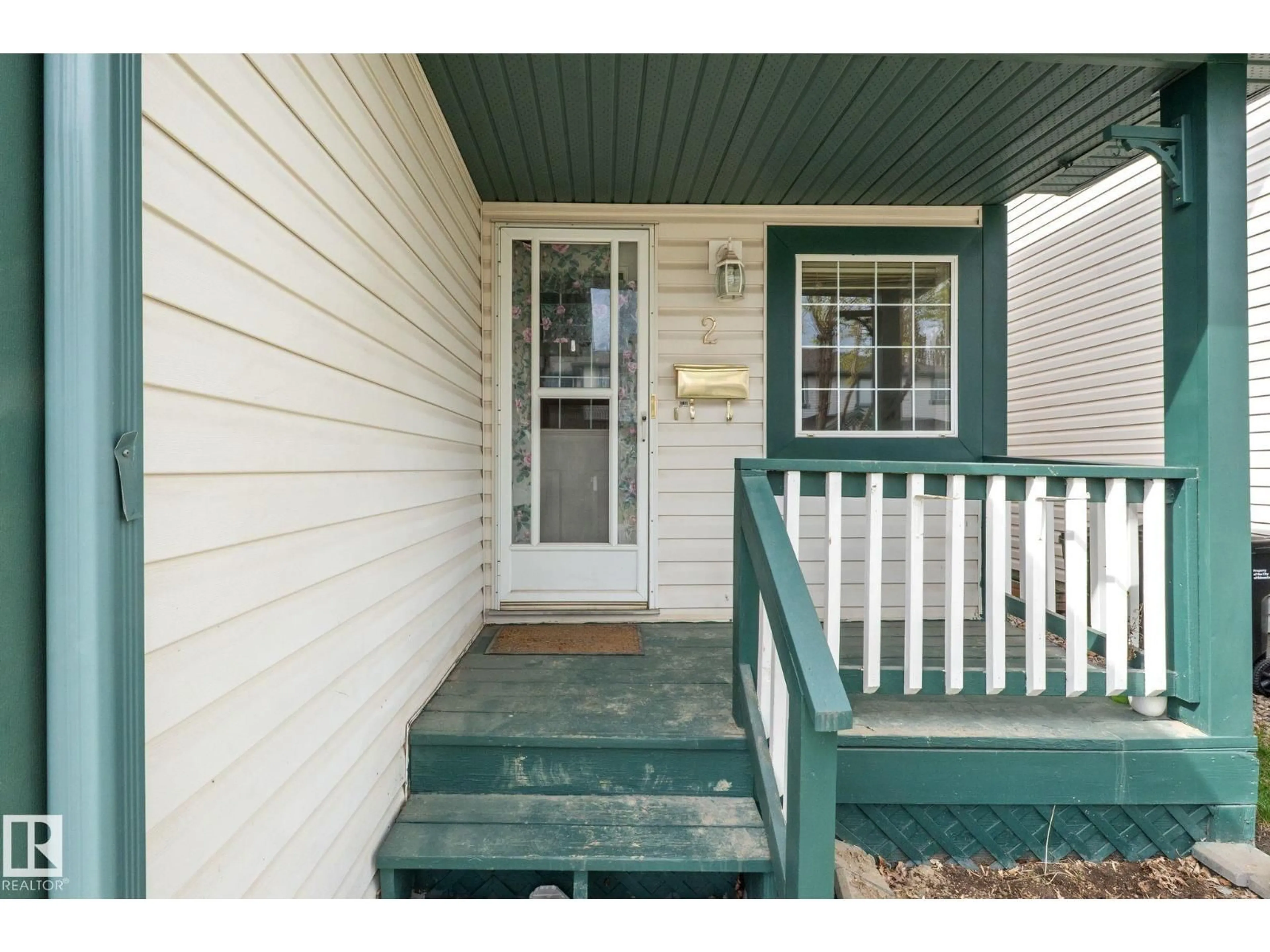Indoor entryway for #2 - 15215 126 ST, Edmonton Alberta T5X5Z3