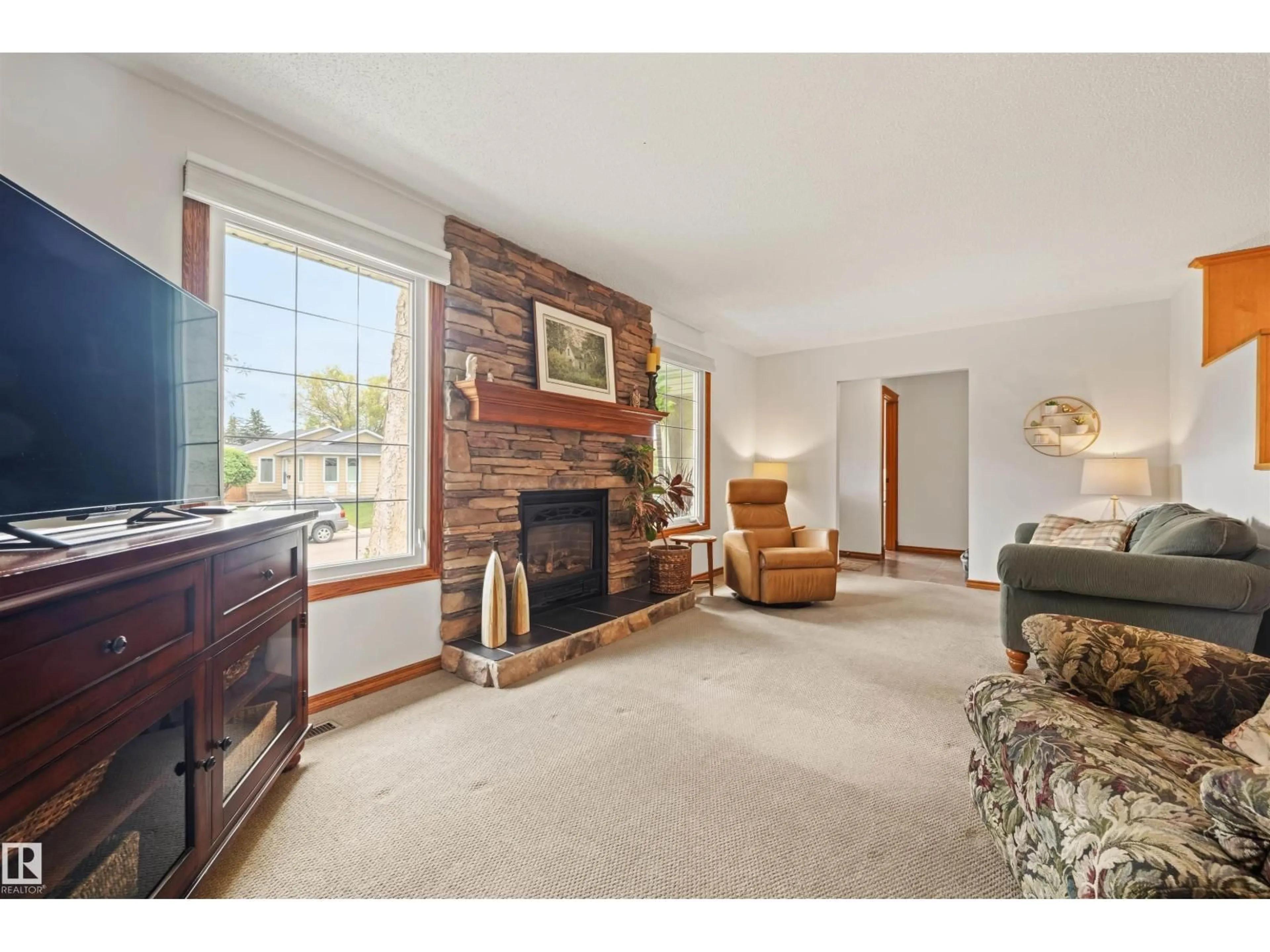 A pic of a room for 704 WARWICK RD, Edmonton Alberta T5X4R3