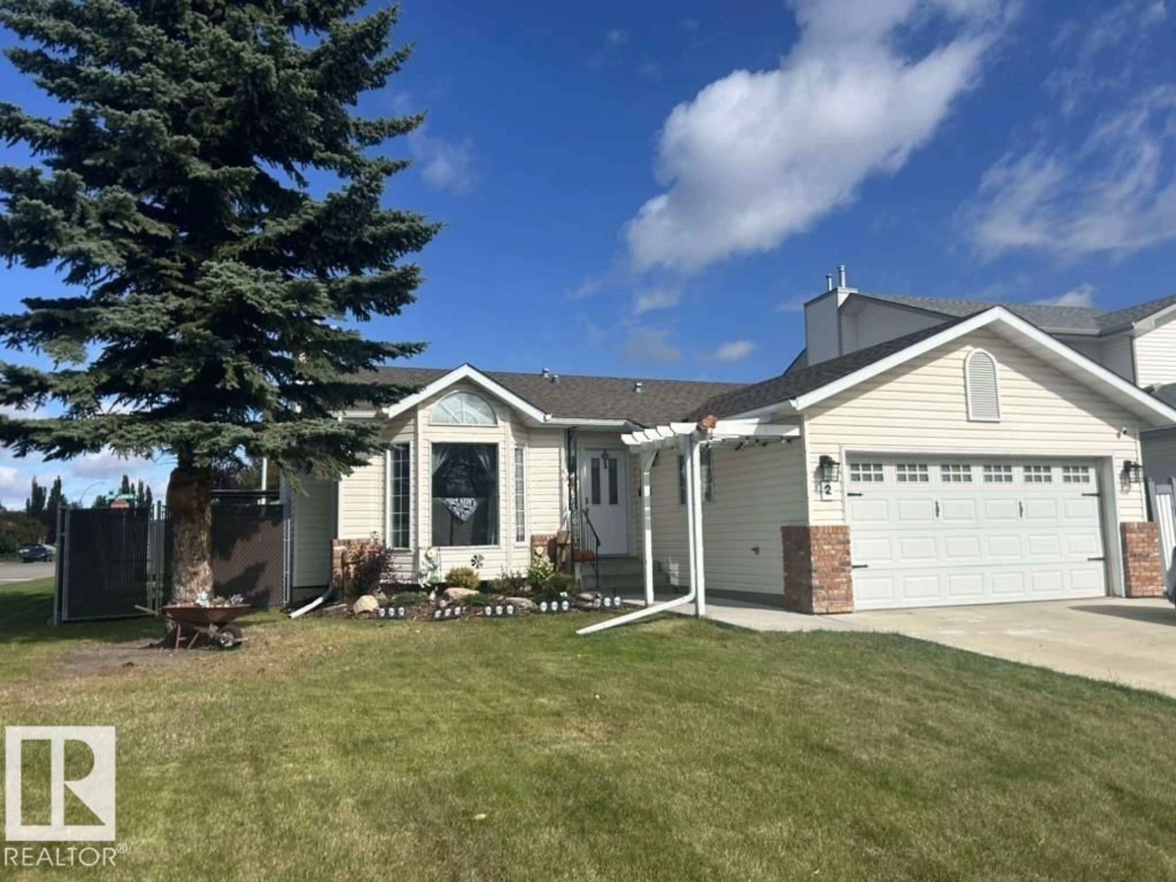 Home with vinyl exterior material, street for 2 LARCH BA, Spruce Grove Alberta T7X1W6