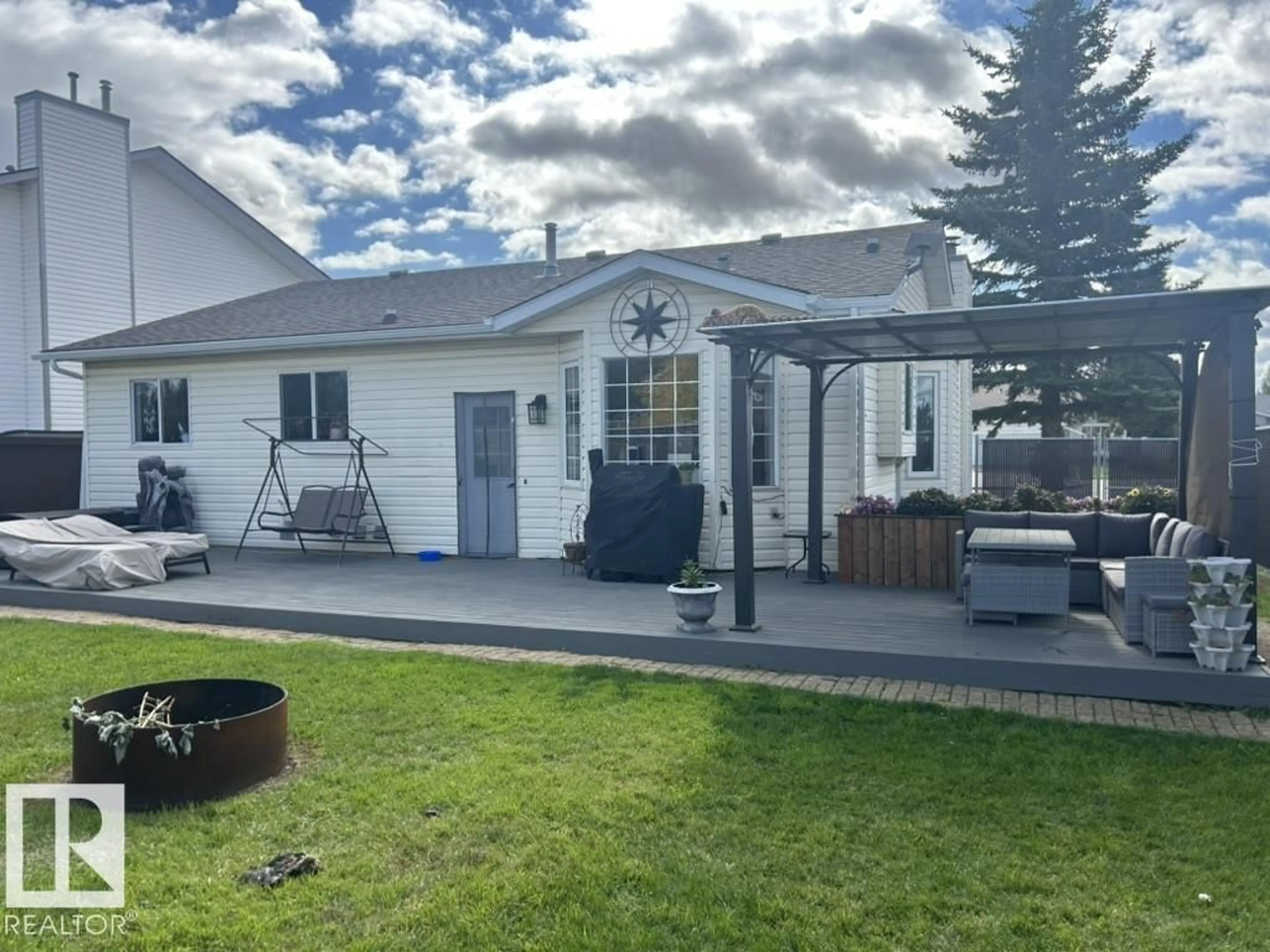 A pic from outside/outdoor area/front of a property/back of a property/a pic from drone, street for 2 LARCH BA, Spruce Grove Alberta T7X1W6