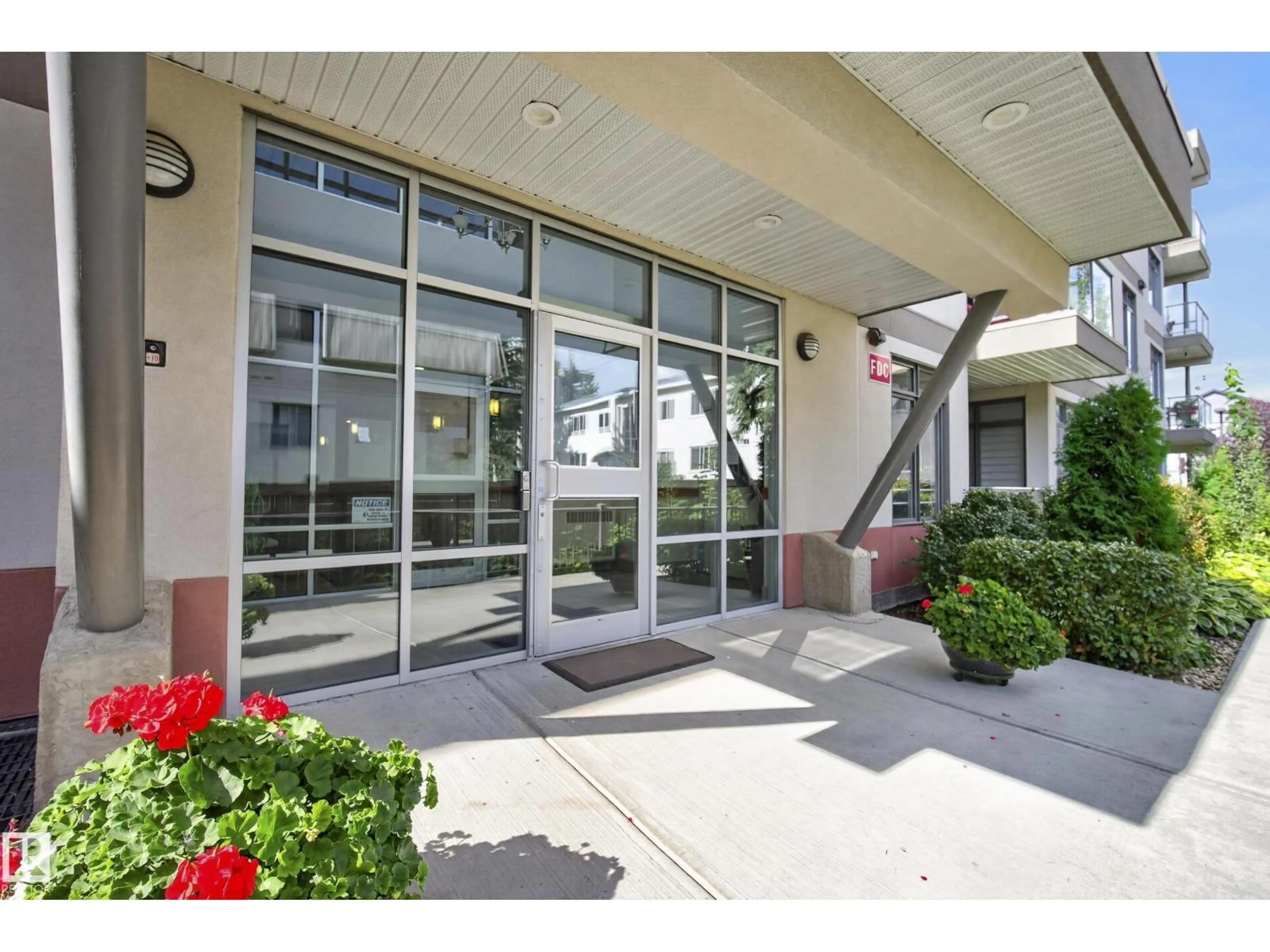 Indoor foyer for 305 - 11140 68 AV, Edmonton Alberta T6H2C2