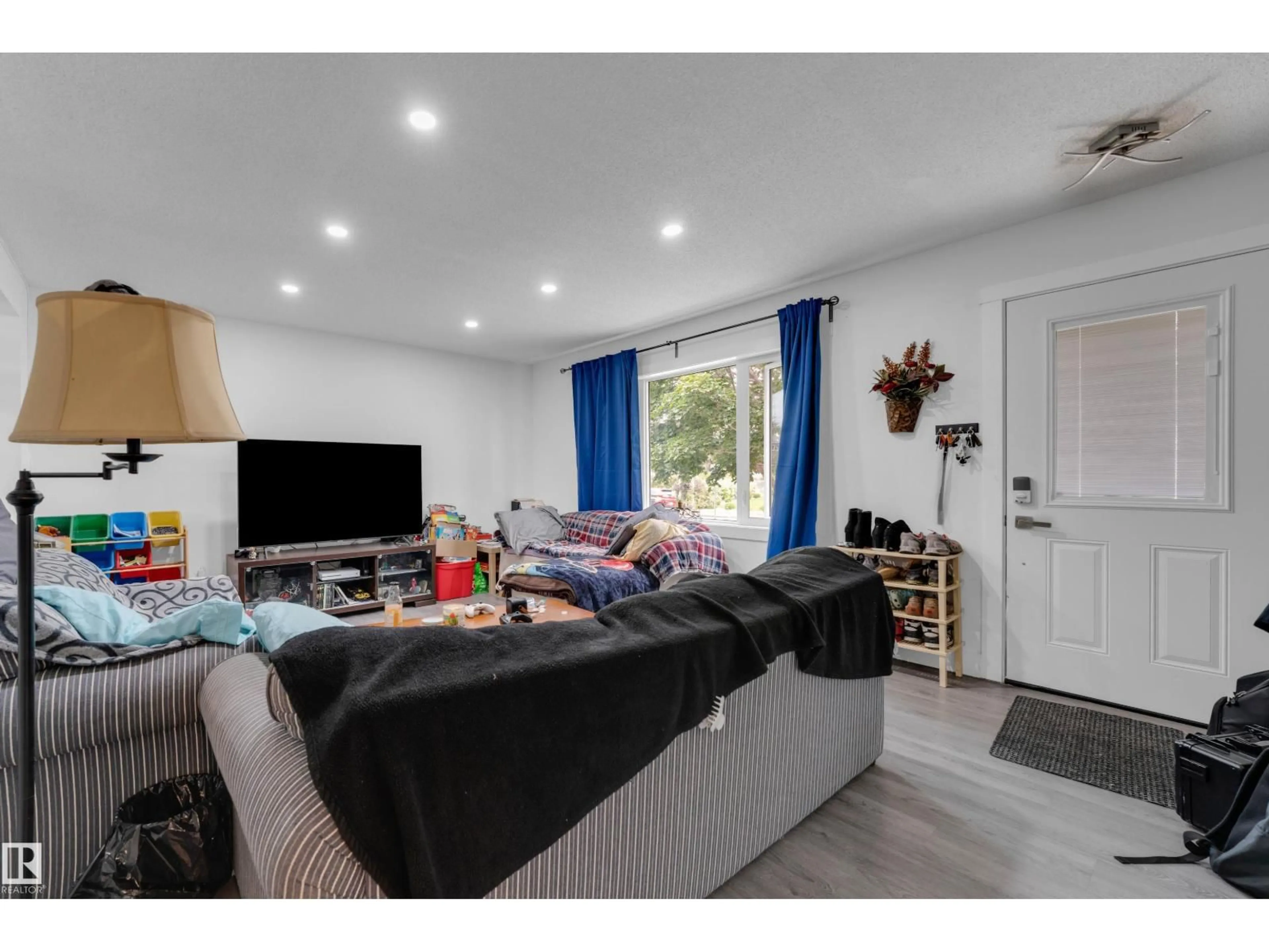 Living room with furniture, wood/laminate floor for NW - 14216 58 ST, Edmonton Alberta T5A1N4