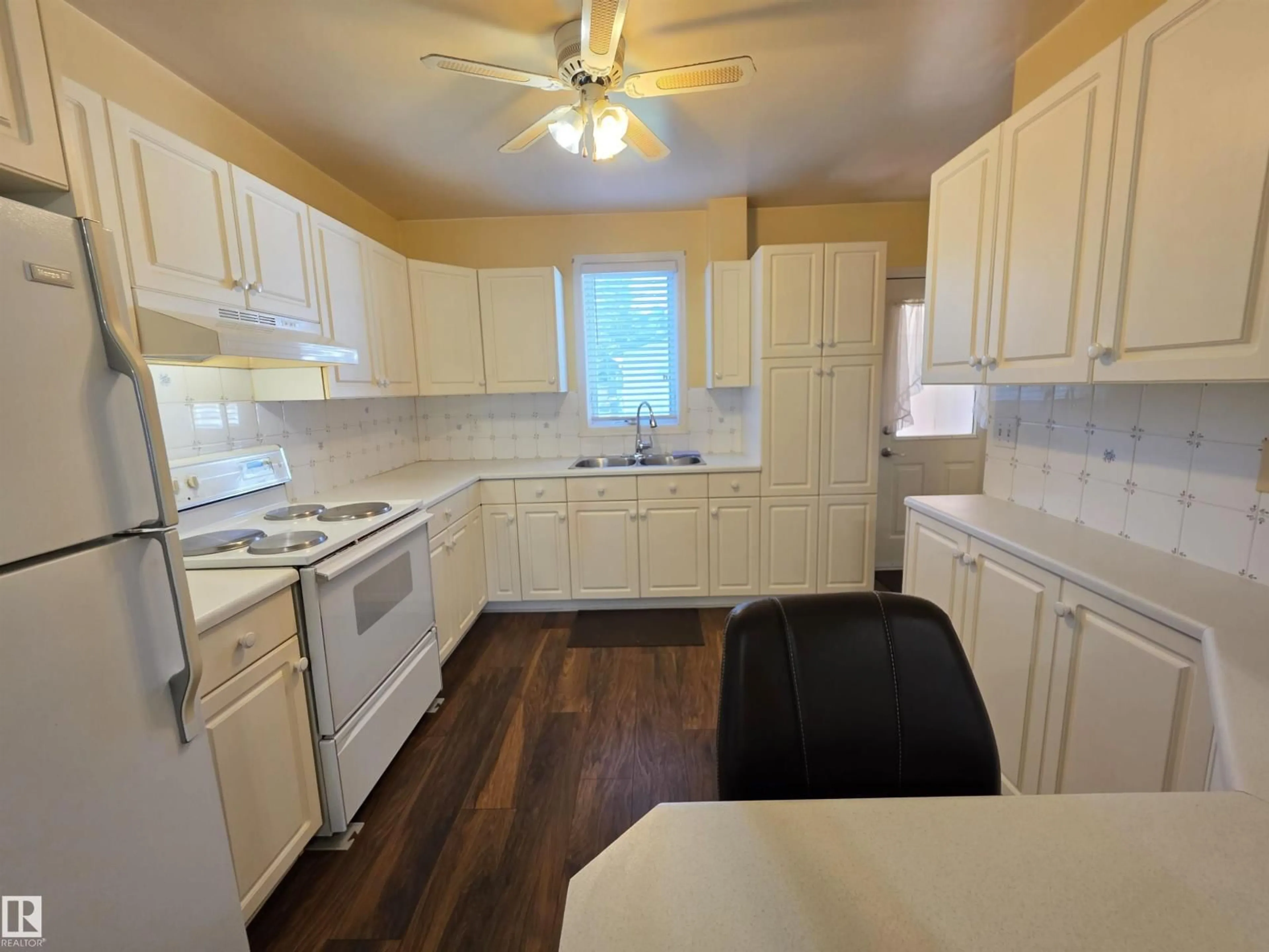 Standard kitchen, wood/laminate floor for NW - 10438 147 ST, Edmonton Alberta T5N3C5