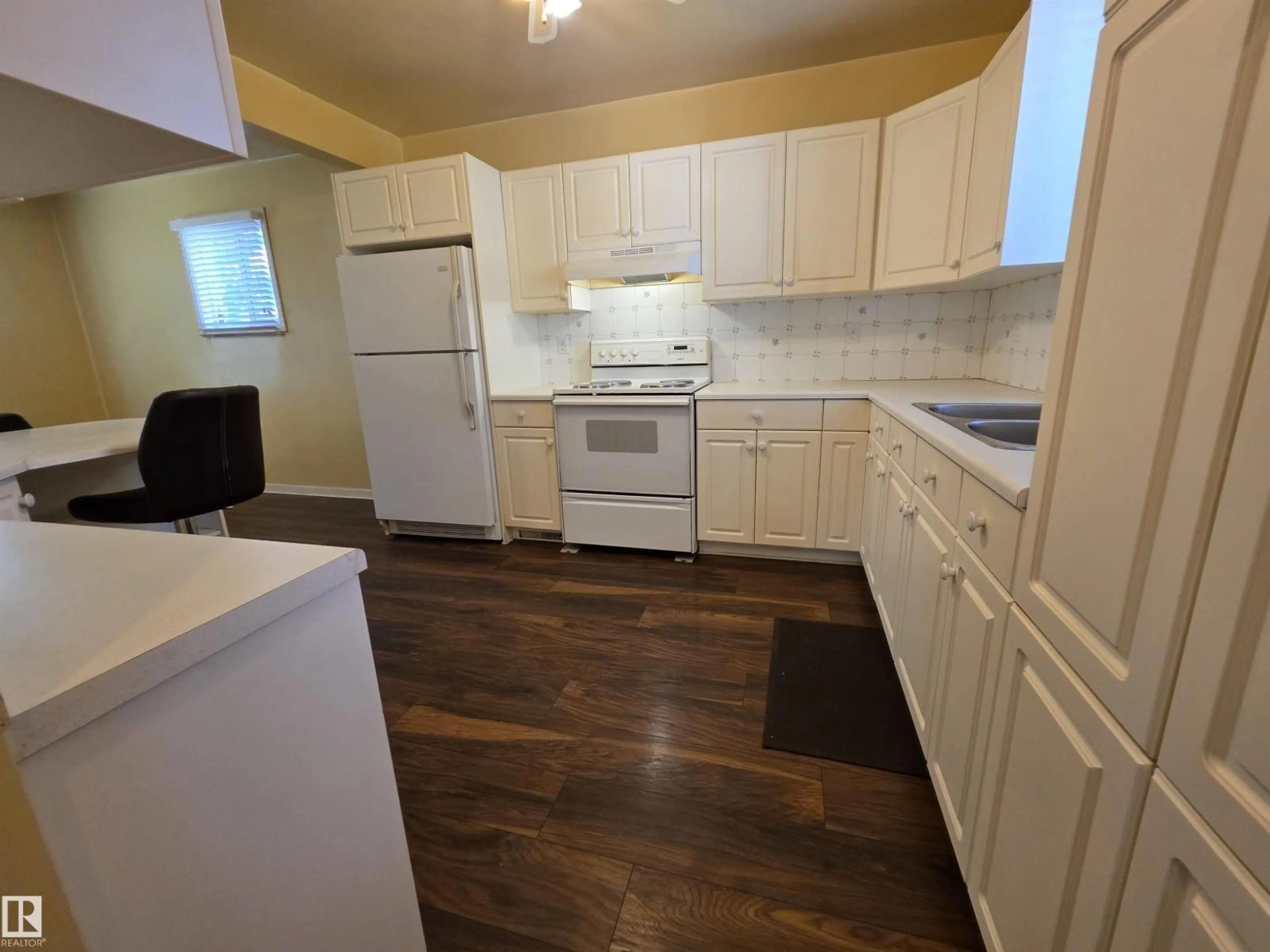 Standard kitchen, wood/laminate floor for NW - 10438 147 ST, Edmonton Alberta T5N3C5