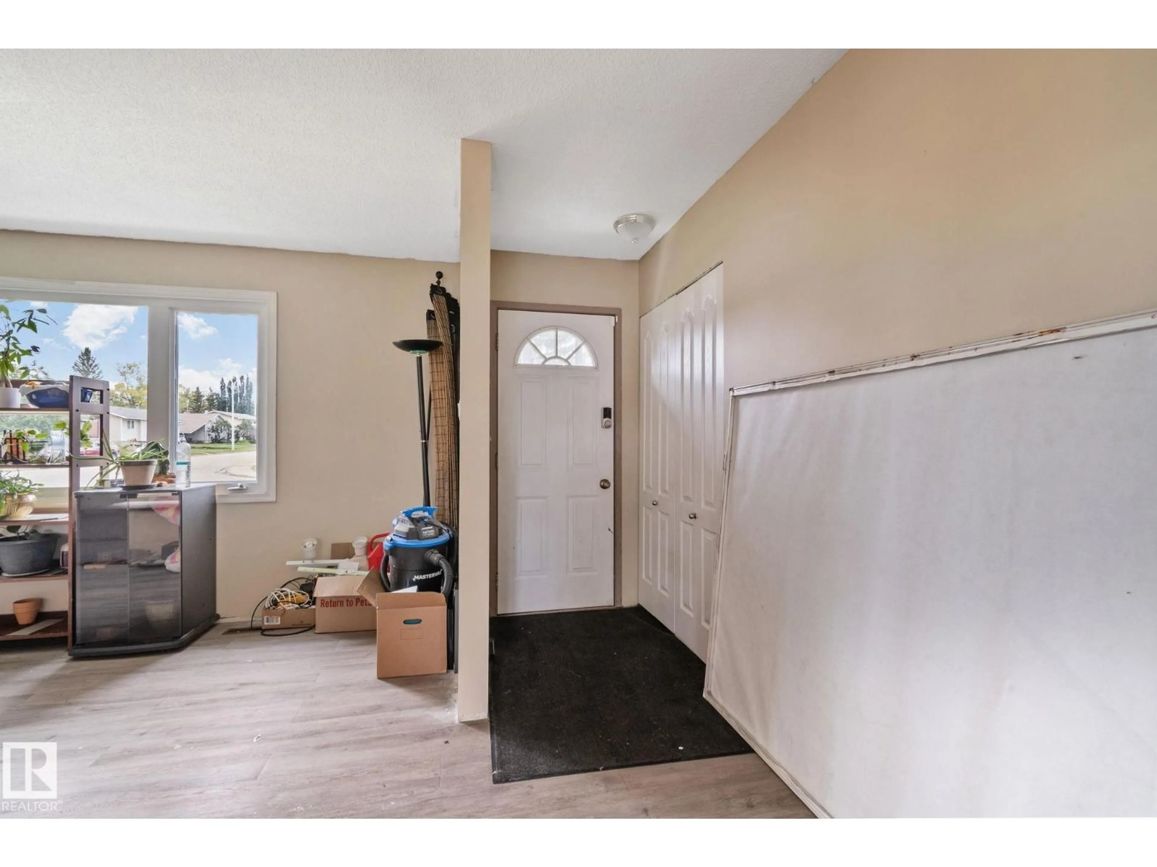 Indoor entryway for 31 LINDEN ST, Spruce Grove Alberta T7X2G5