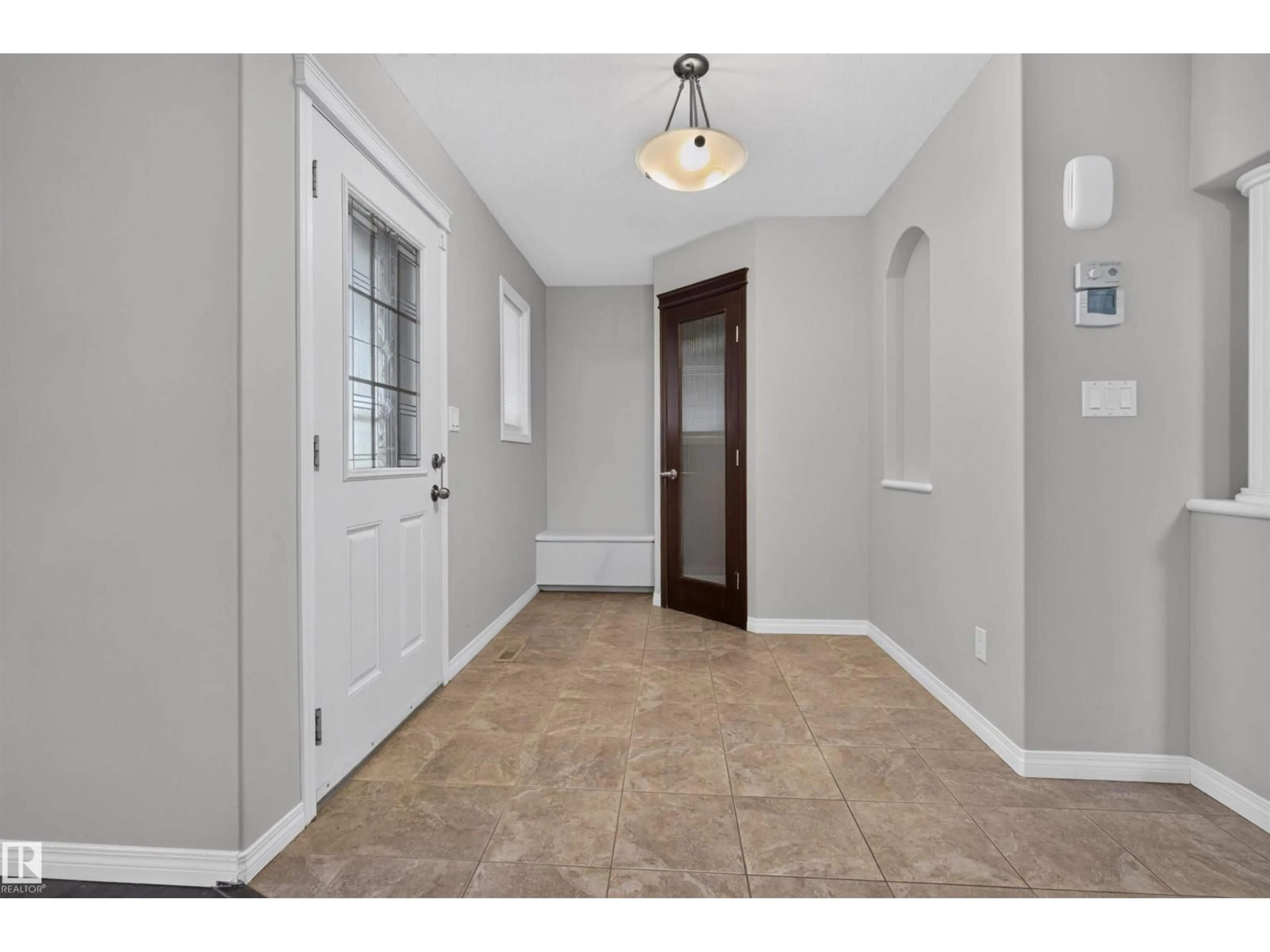 Indoor entryway for 11910 93 ST, Edmonton Alberta T5G1E5