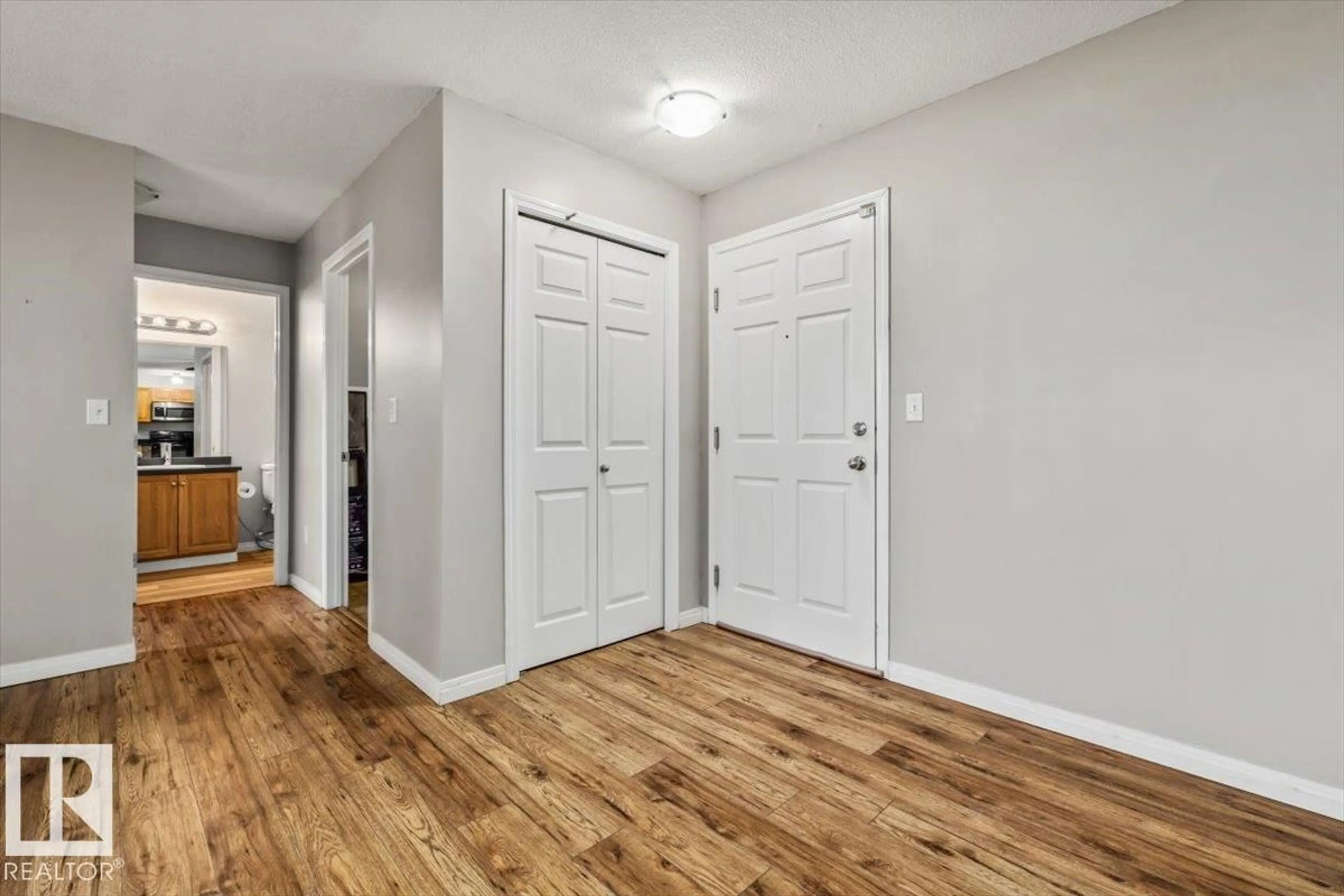 Indoor entryway for 110 4309 33 ST, Stony Plain Alberta T7Z0C4