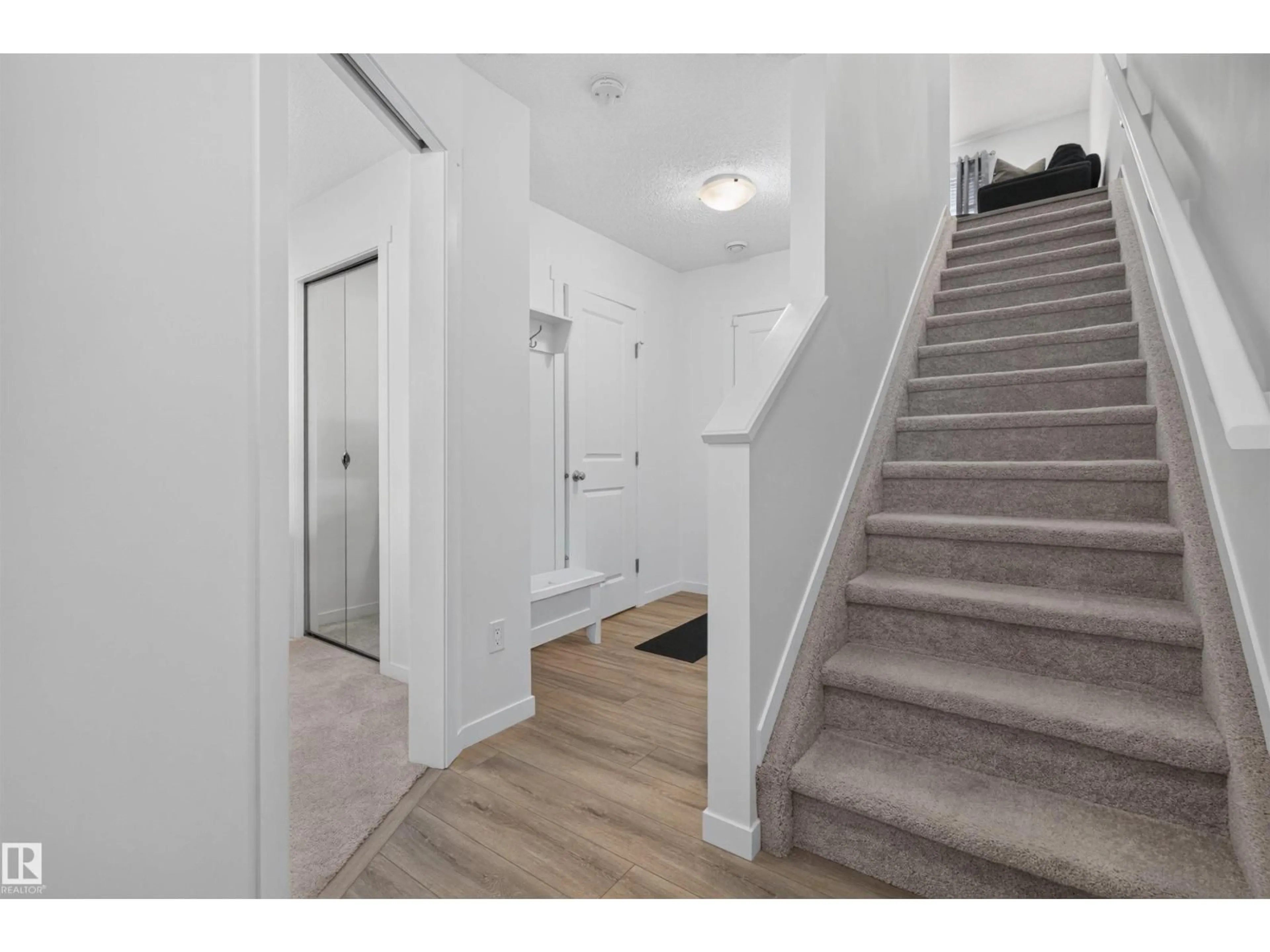 Indoor entryway for 22709 84 AV, Edmonton Alberta T5T4B4