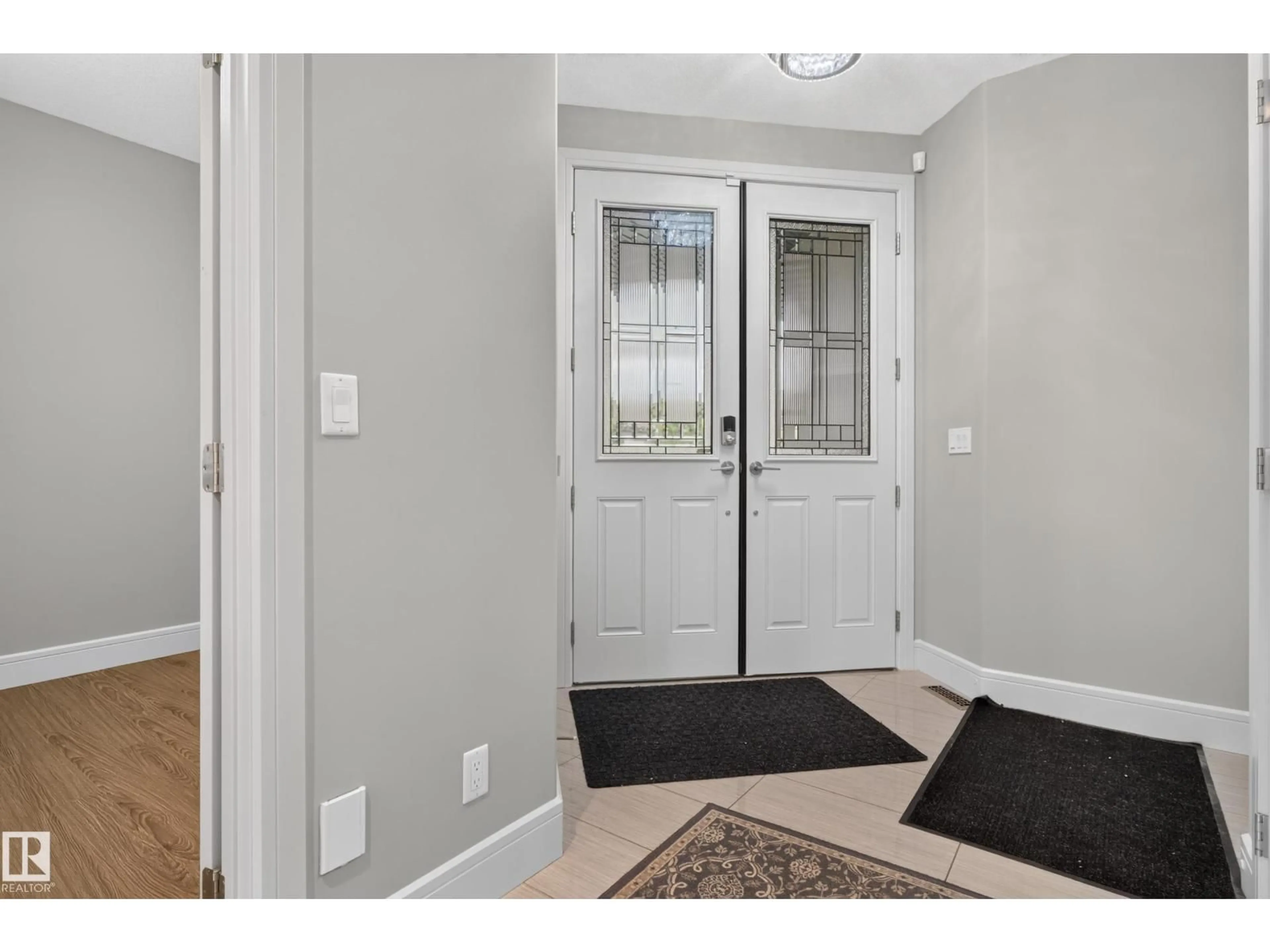 Indoor entryway for 2219 22 ST, Edmonton Alberta T6T0Z1