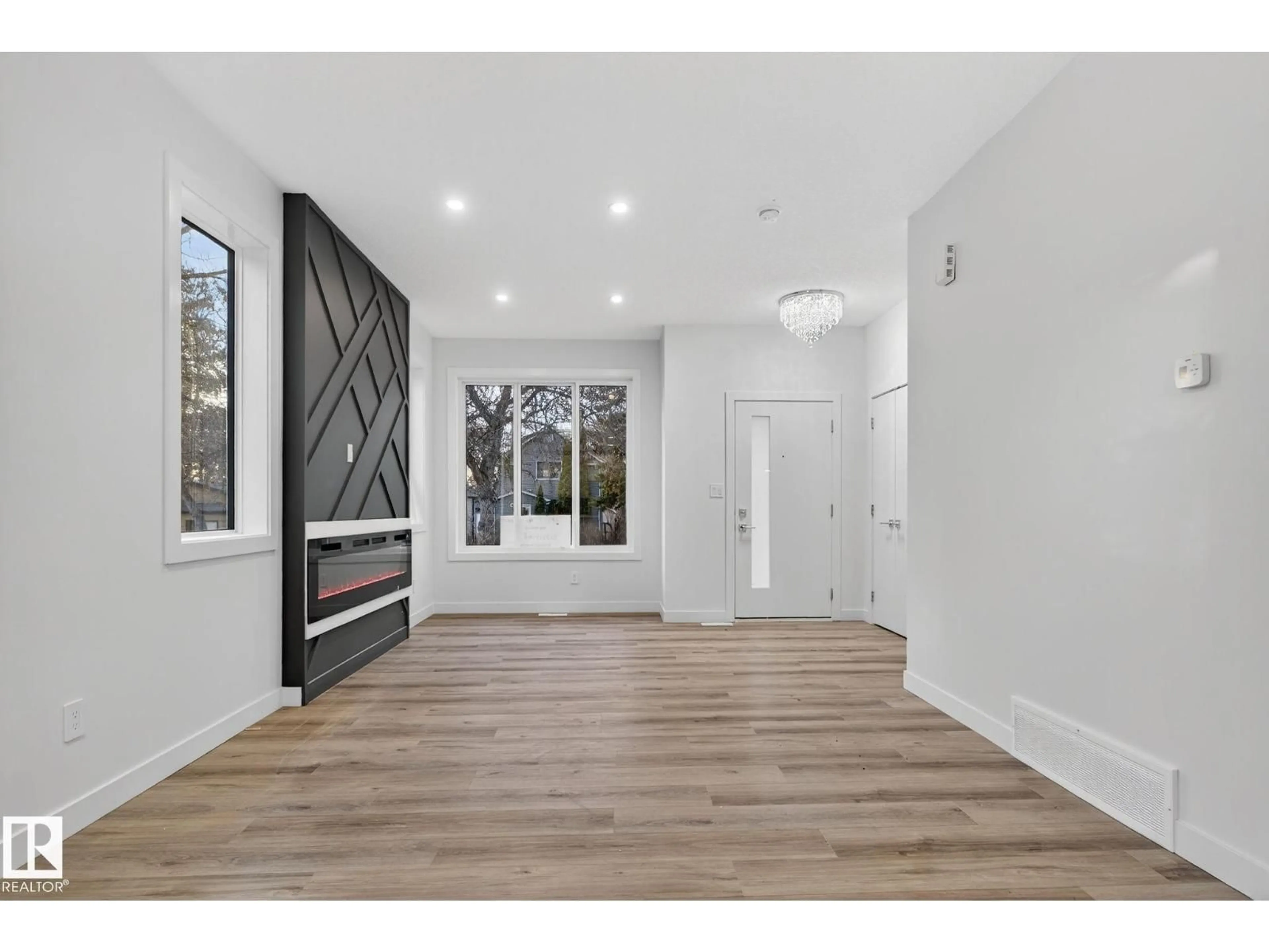 Indoor entryway for NW - 11927 90 ST, Edmonton Alberta T5B3Y8