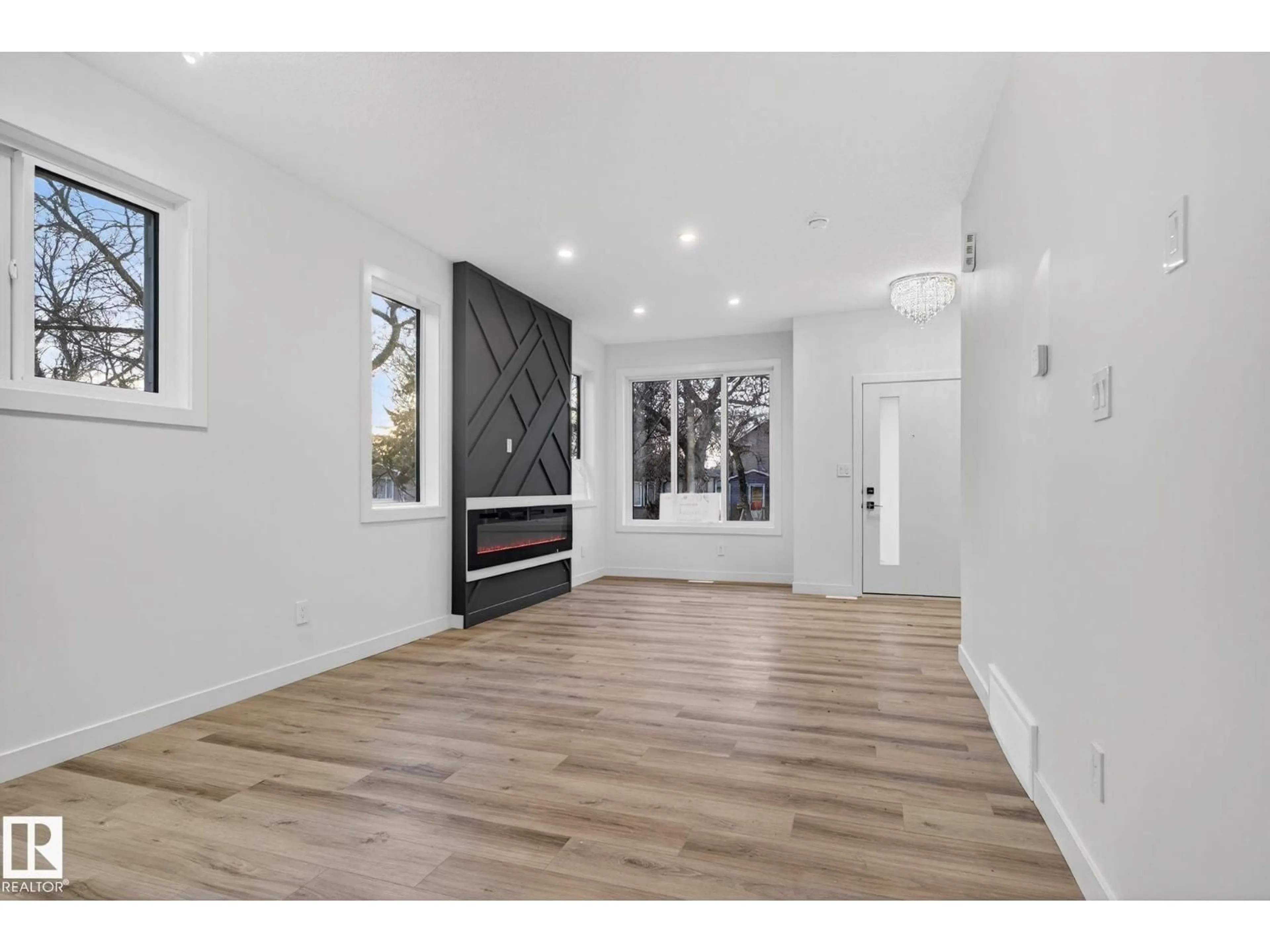Indoor entryway for NW - 11927 90 ST, Edmonton Alberta T5B3Y8