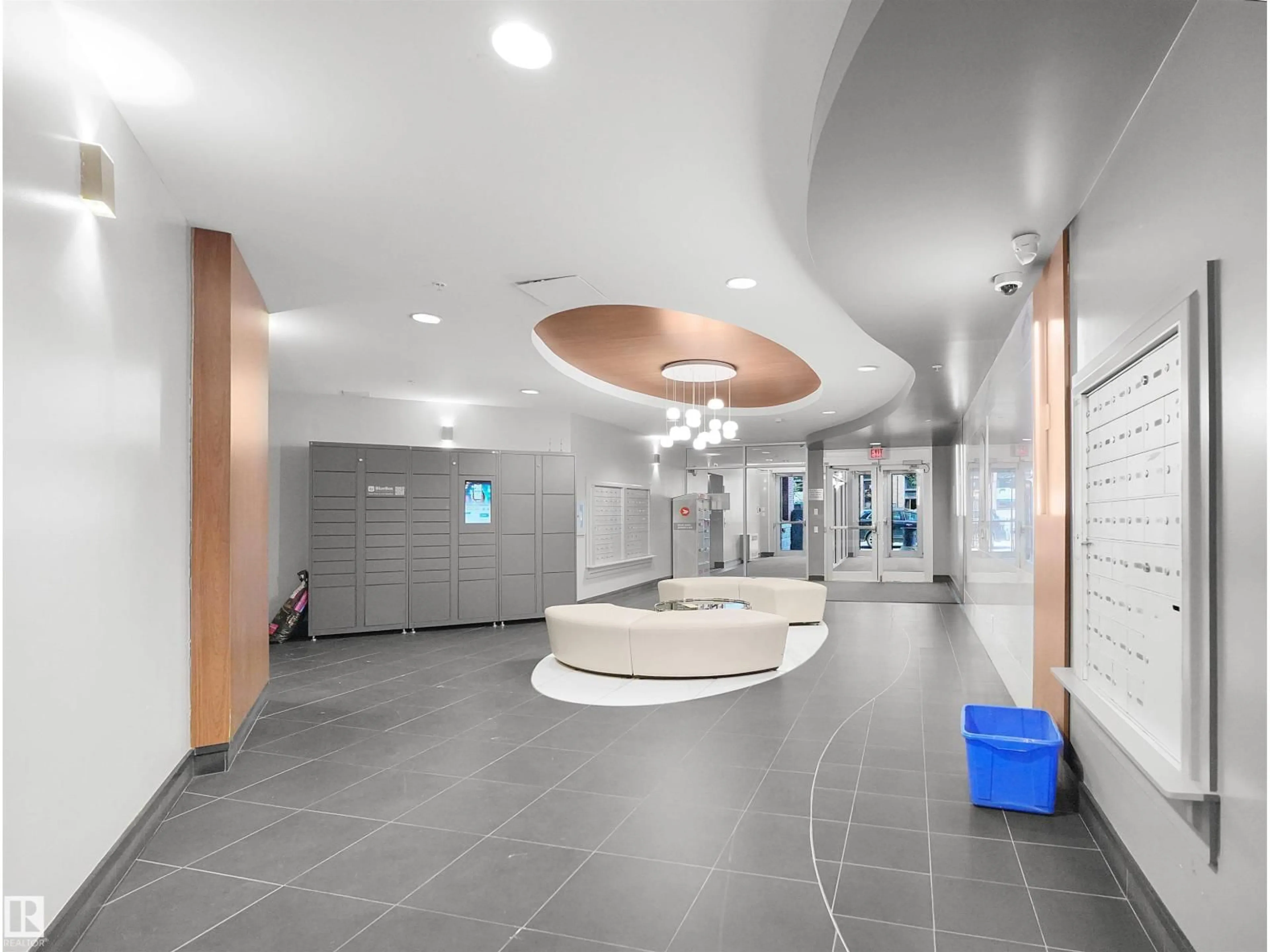 Indoor foyer for 1601 - 10136 104 ST NW, Edmonton Alberta T5J0B5