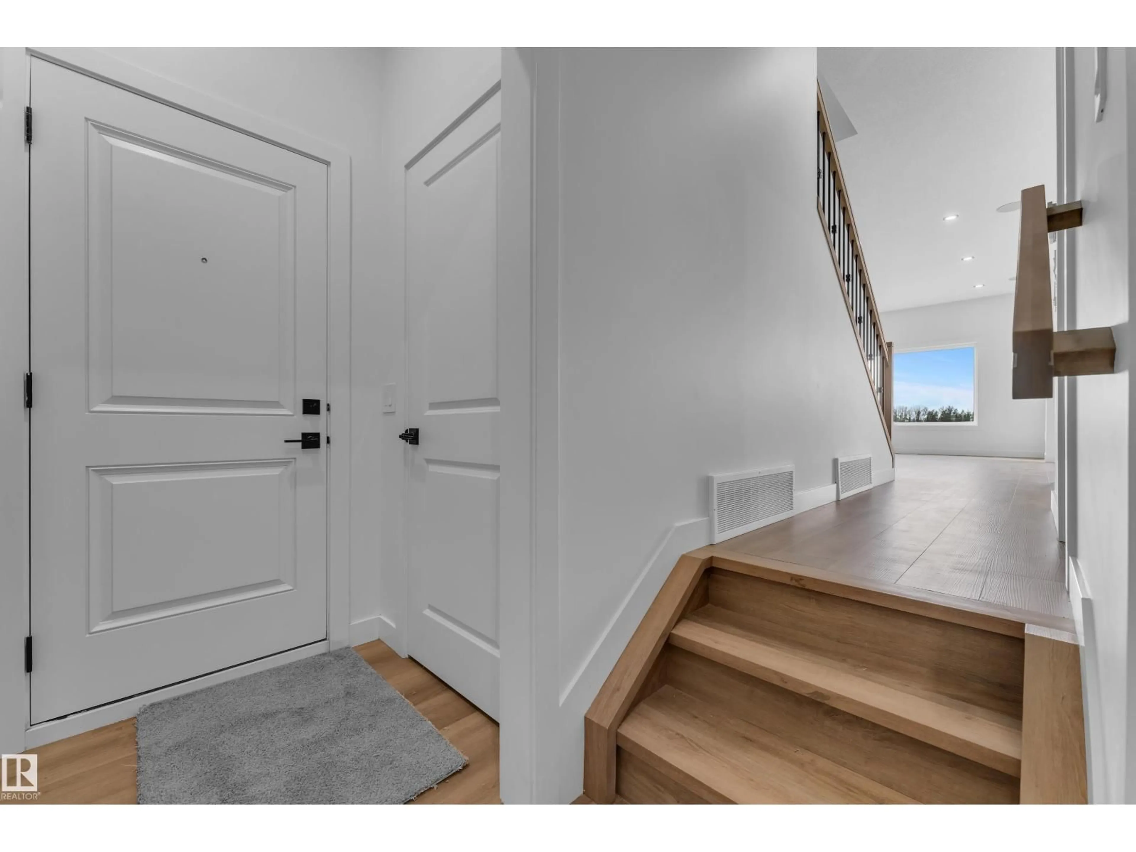Indoor entryway for 1089 STARLING DR, Edmonton Alberta T5S0V4