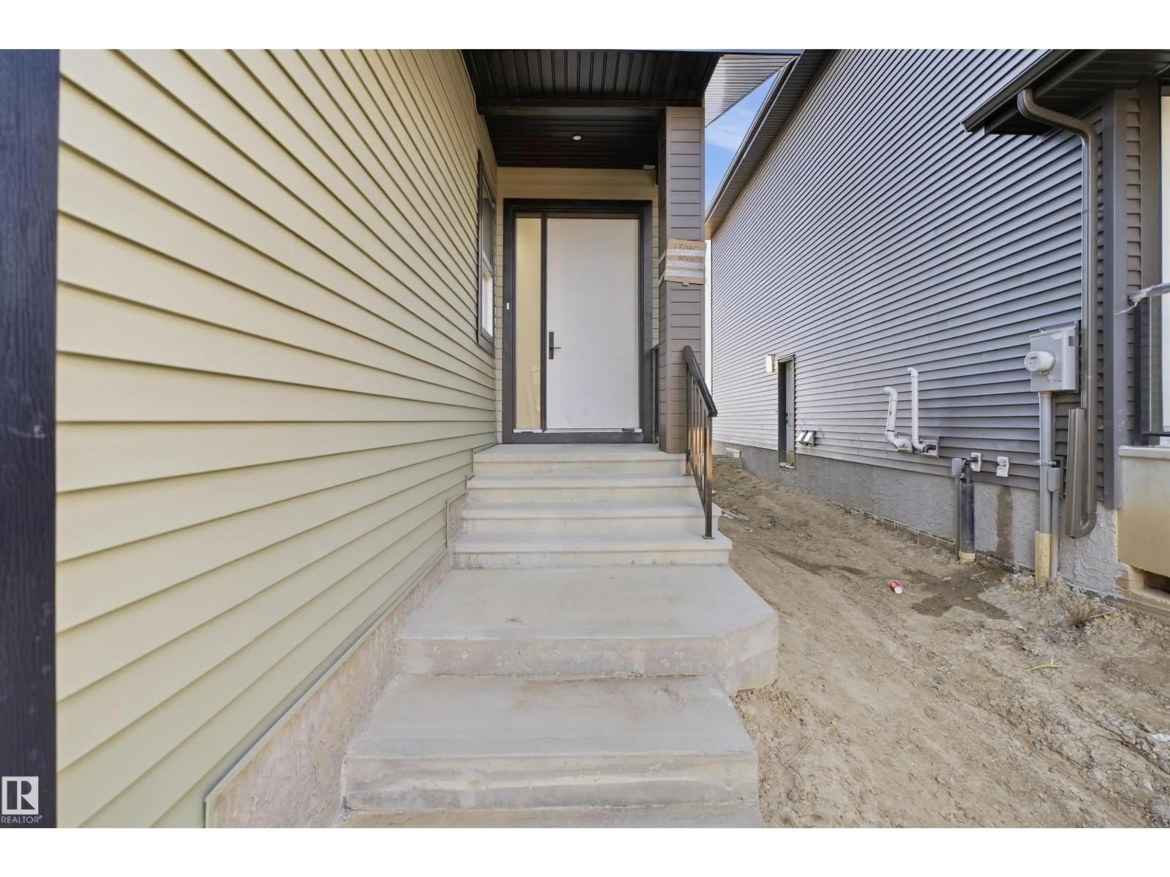 Indoor entryway for NW - 13140 187 AV, Edmonton Alberta T6V0N3