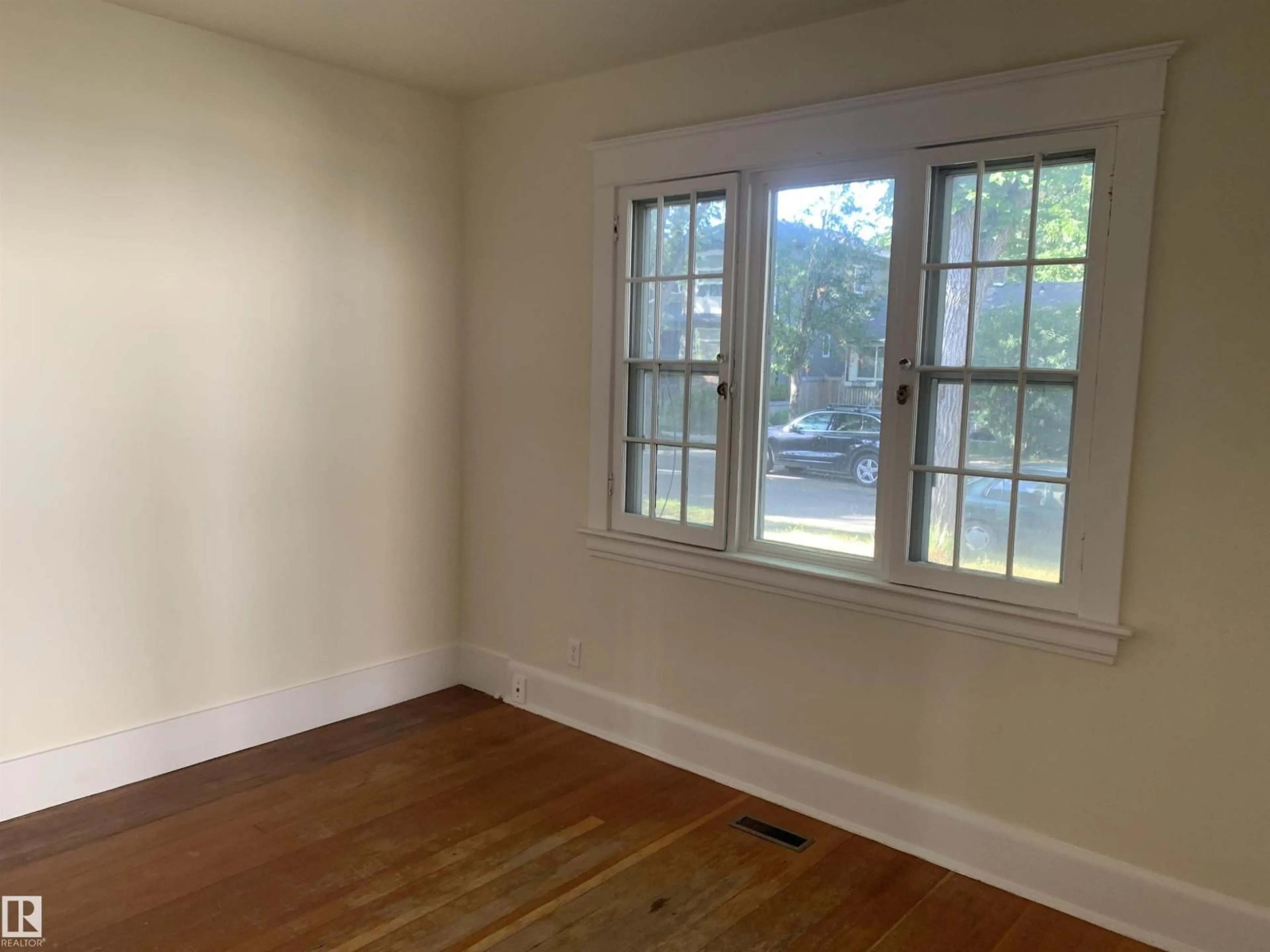 A pic of a room for NW - 9833 90 AV, Edmonton Alberta T6E2T2