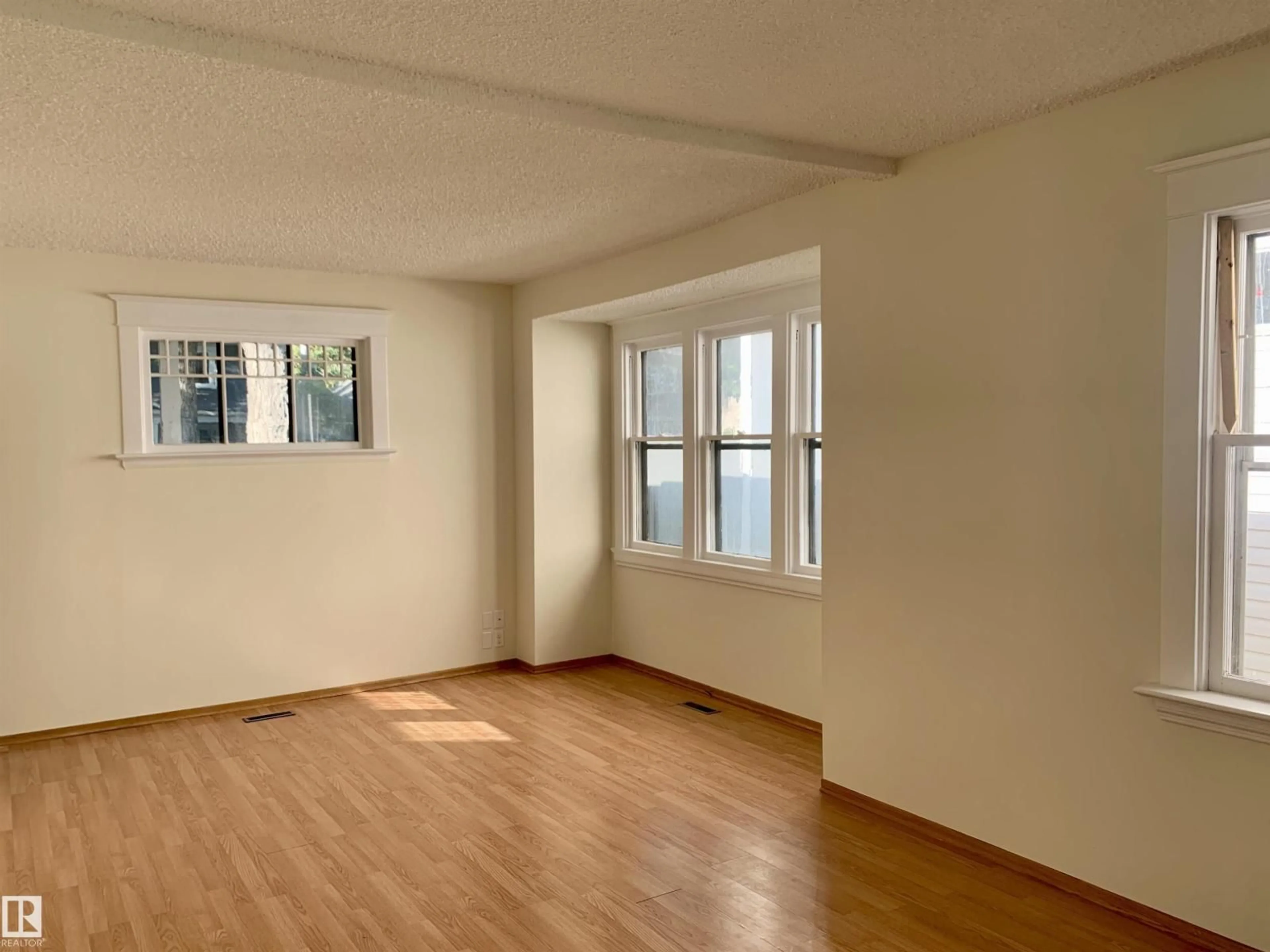 A pic of a room for NW - 9833 90 AV, Edmonton Alberta T6E2T2