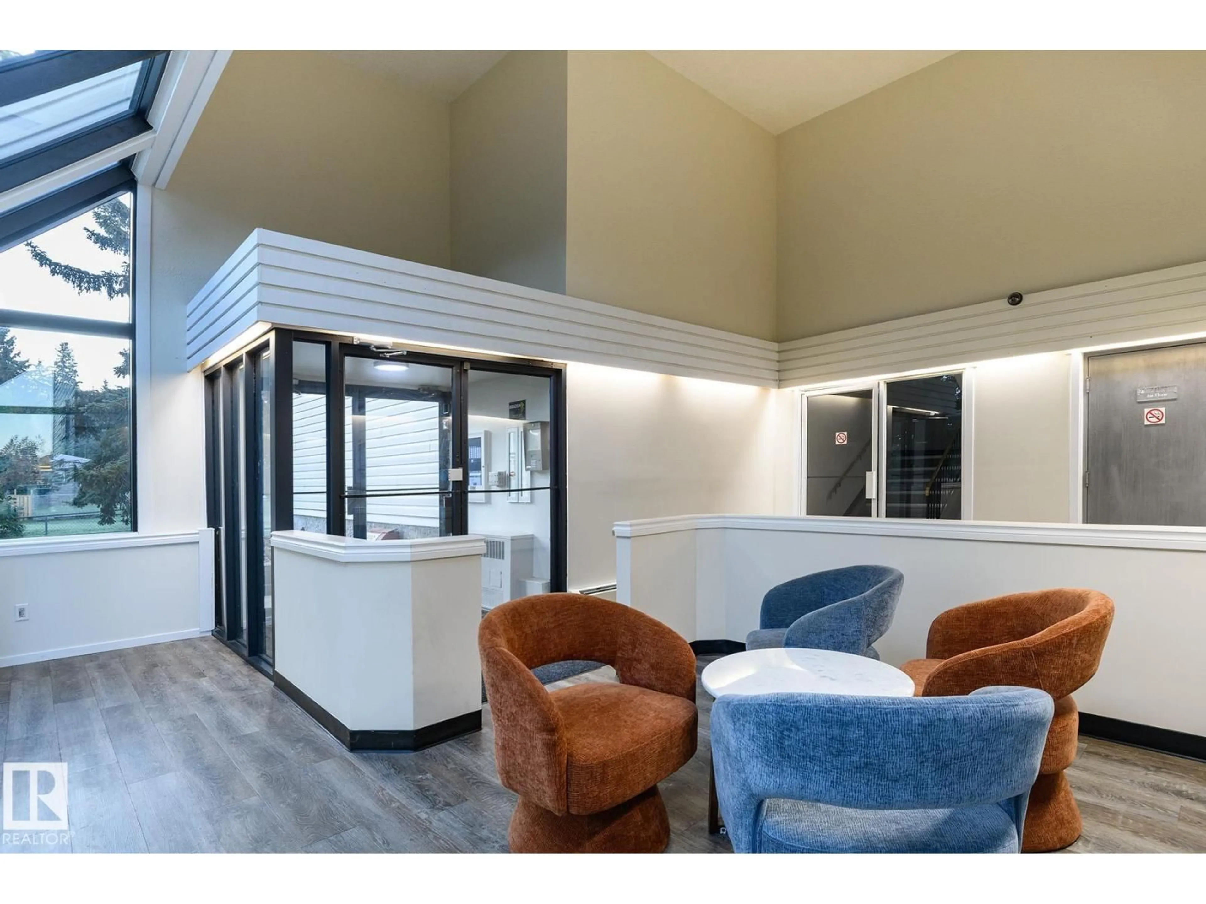 Indoor foyer for 410 - 4608 52 AV, Stony Plain Alberta T7Z1N7