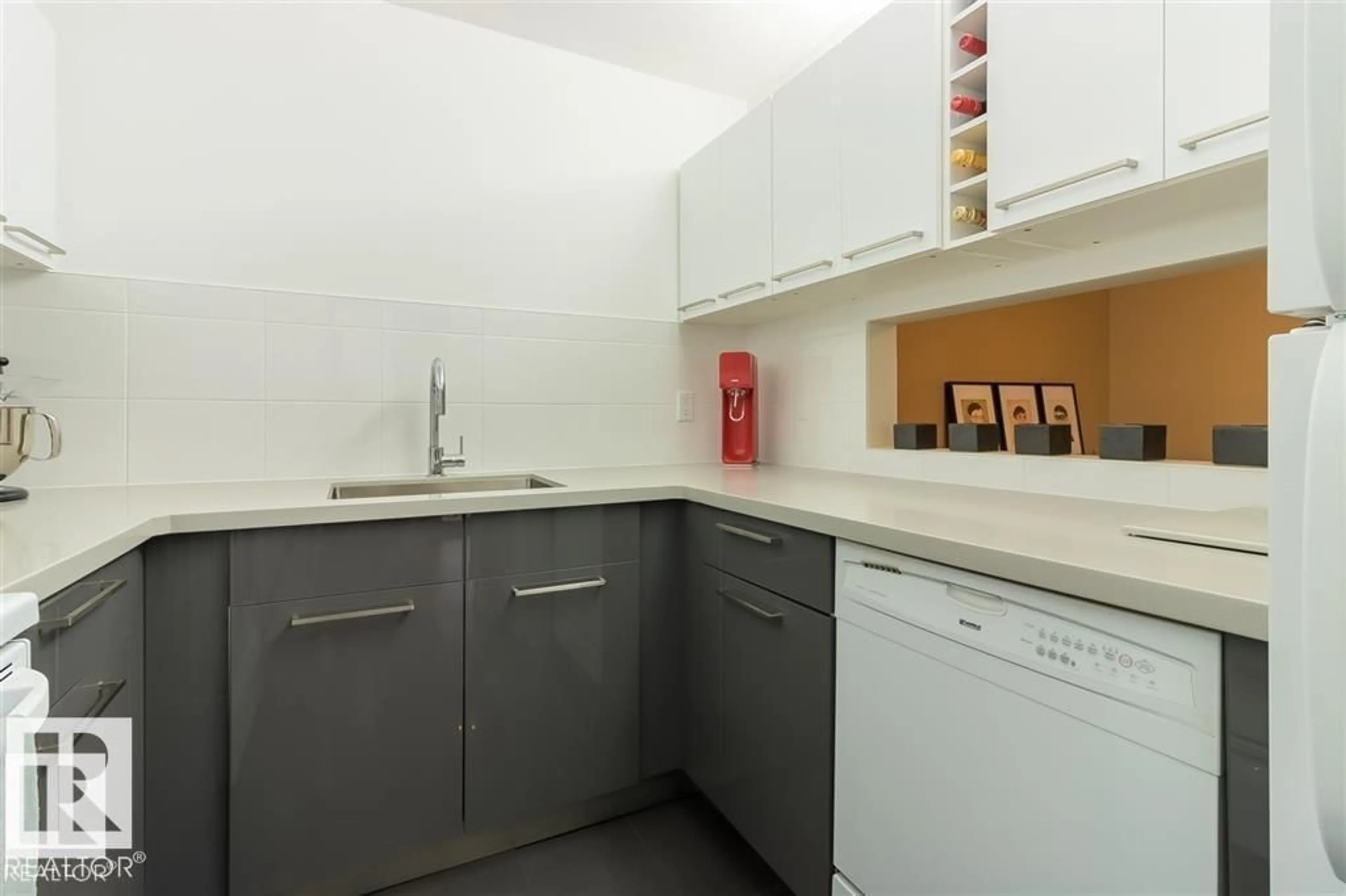 Standard kitchen, unknown for 207 - 10171 119 ST, Edmonton Alberta T5K1Z1