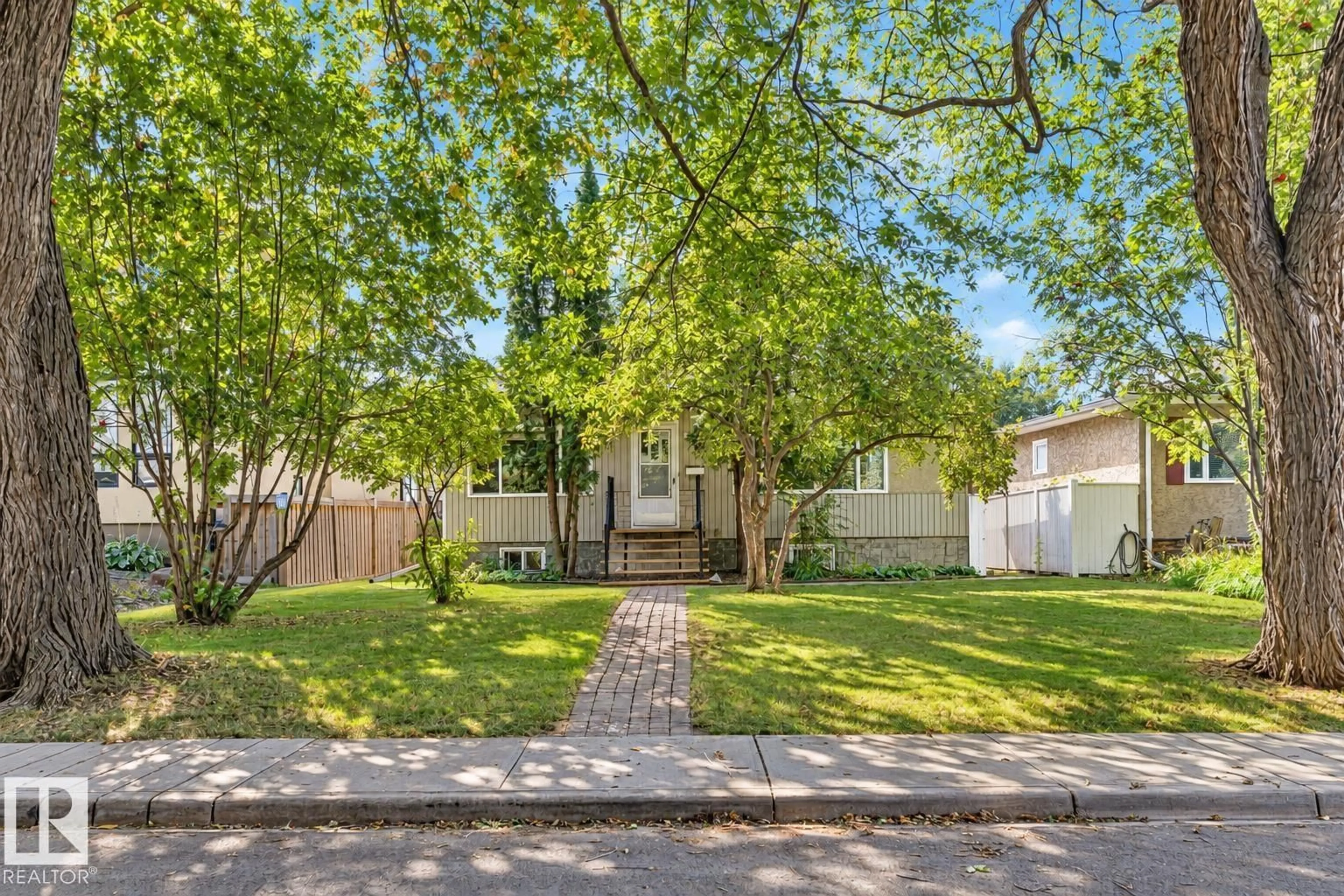 Unknown for 8743 STRATHEARN DR, Edmonton Alberta T6C4C8