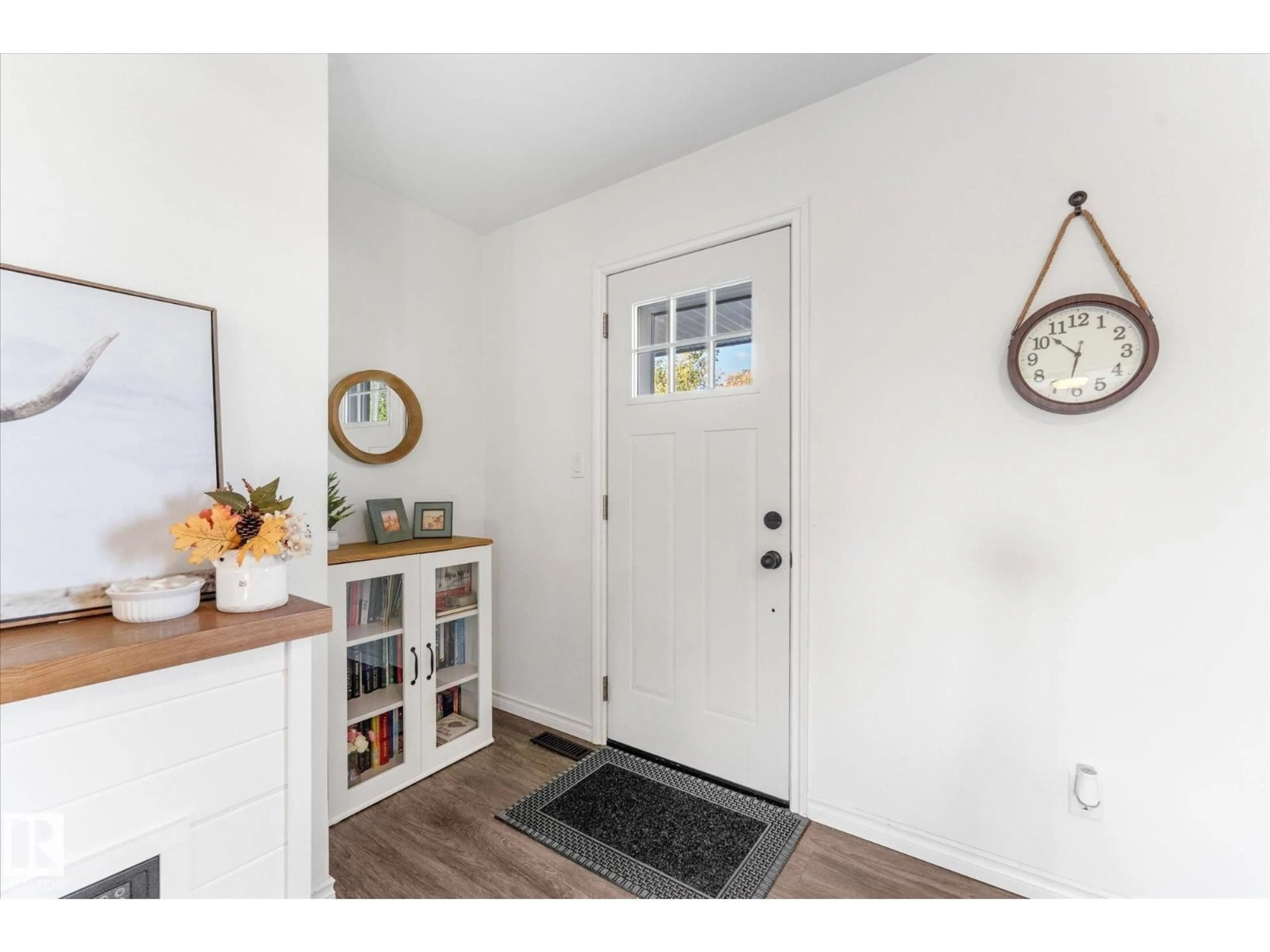 Indoor entryway for 55431 HWY 777, Rural Lac Ste. Anne County Alberta T0E1V0