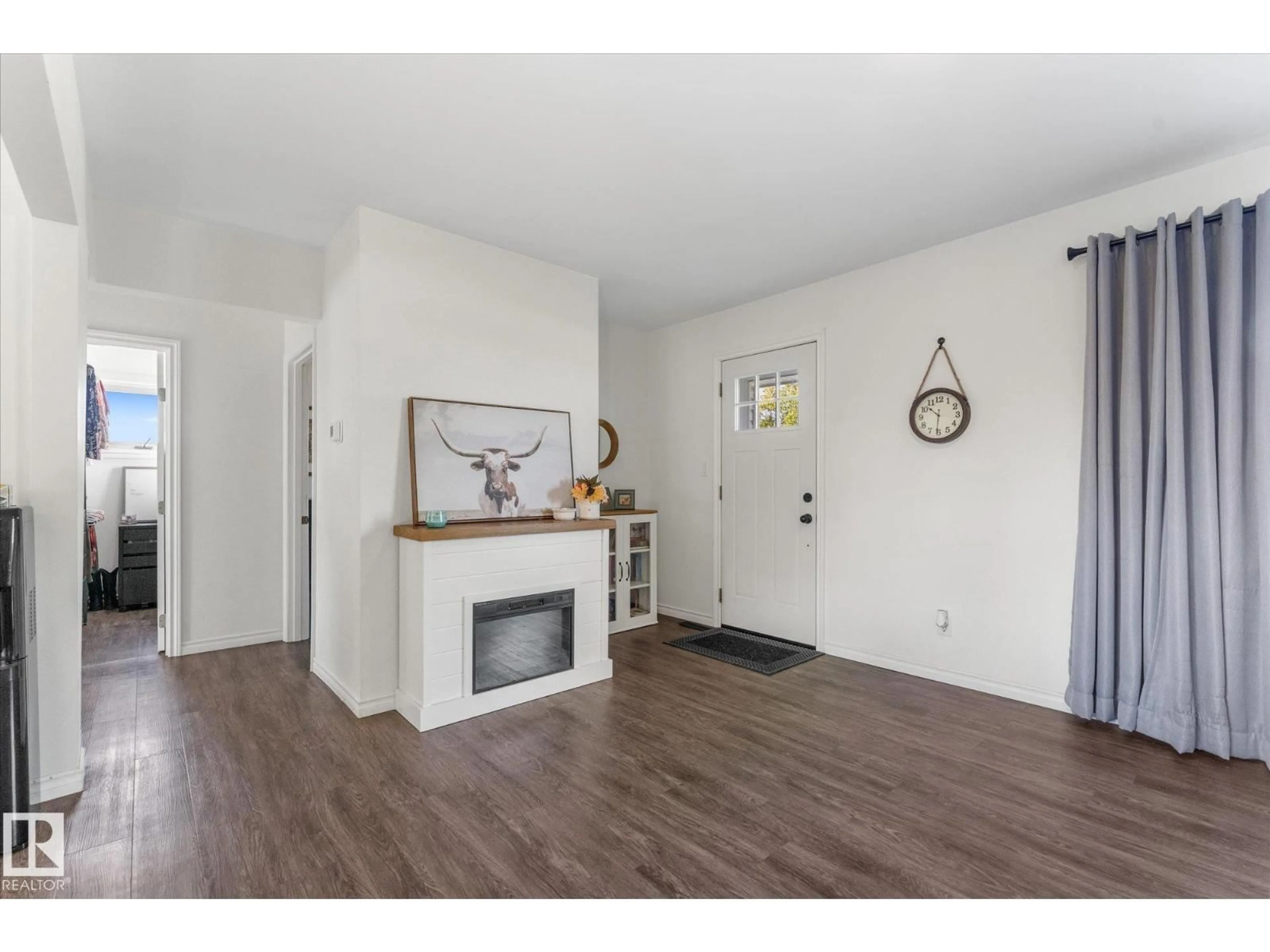 Indoor entryway for 55431 HWY 777, Rural Lac Ste. Anne County Alberta T0E1V0