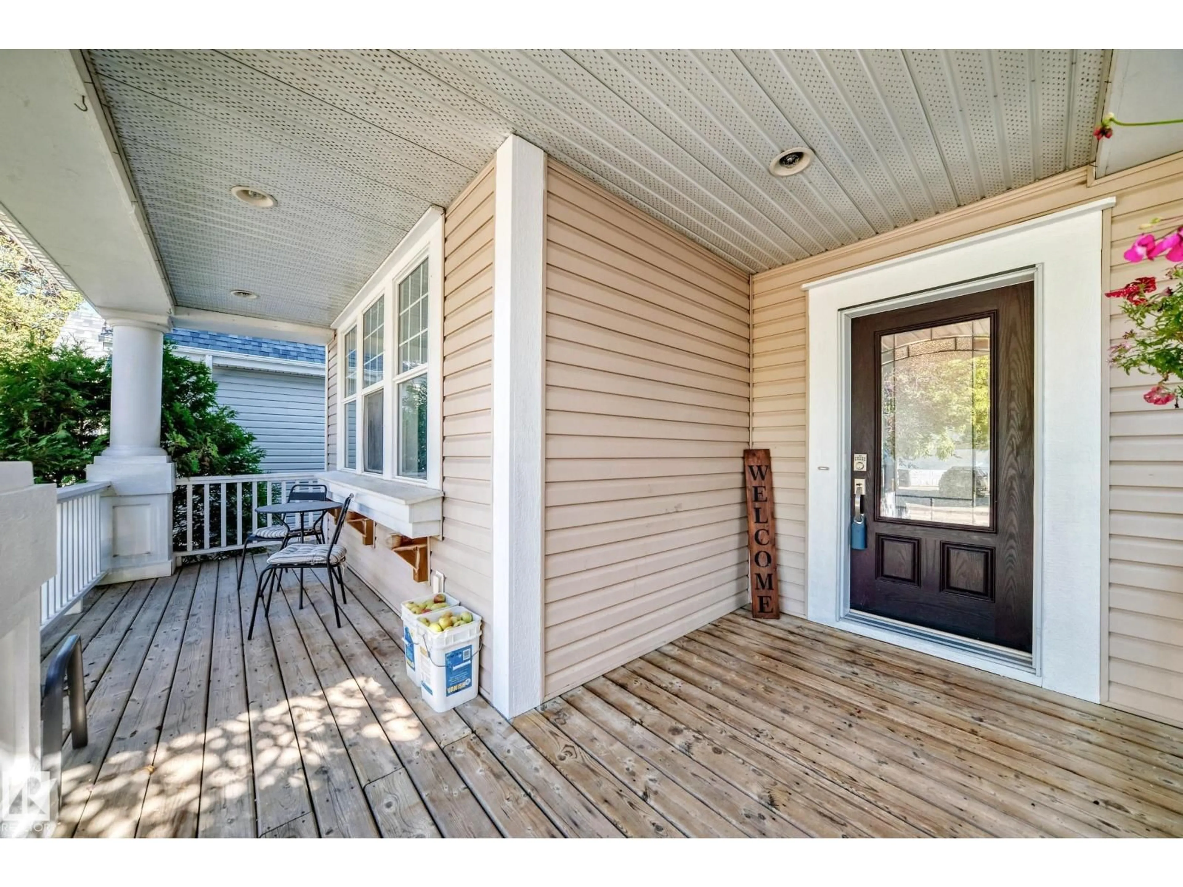 Indoor entryway for 1115 80 ST, Edmonton Alberta T6X1E6