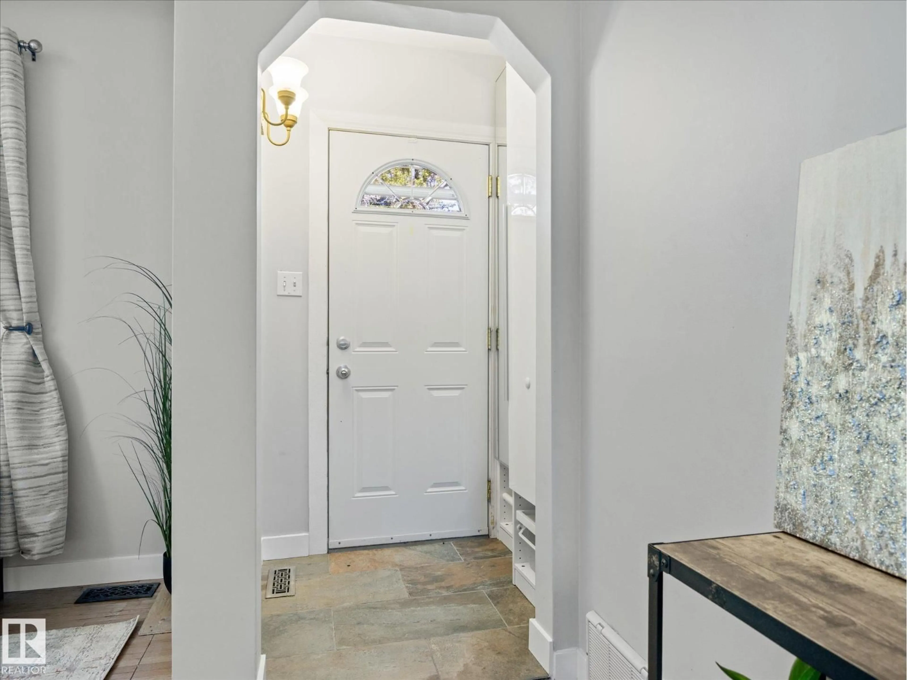 Indoor entryway for 11119 62 AV, Edmonton Alberta T6H1N3